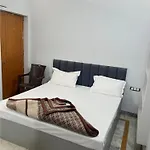 Hotel Shivashram Guest House Near Rampura Luxa Road - Kashi Vishwanath Temple - Paid Parking - Fully Air Conditioning Guest House