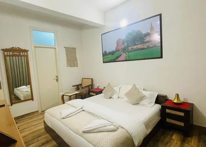 Ganga Ghat 2 Bhk Homestay With Kitchen Parking And Lift