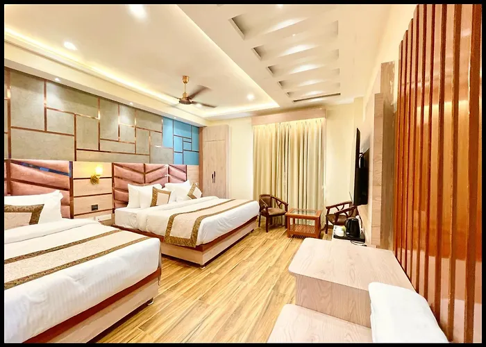Hotel Mantvya Palace Near Kashi Vishwanath Temple - Restaurant & Parking Facilities - Fully Air Conditioning Suite Rooms - Best Hotel In Varanasi