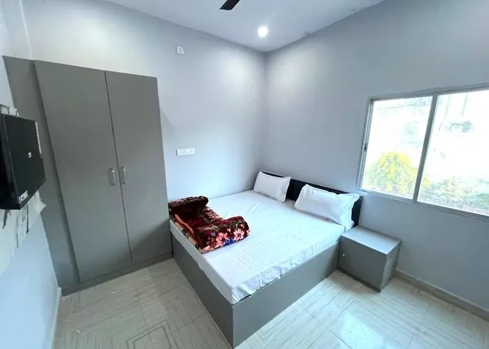 Hotel Shivashram Guest House Near Rampura Luxa Road - Kashi Vishwanath Temple - Paid Parking - Fully Air Conditioning Guest House
