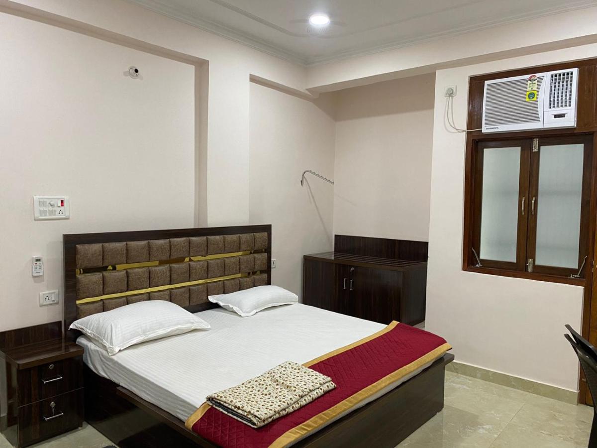 Shri Ram Paying 3*
