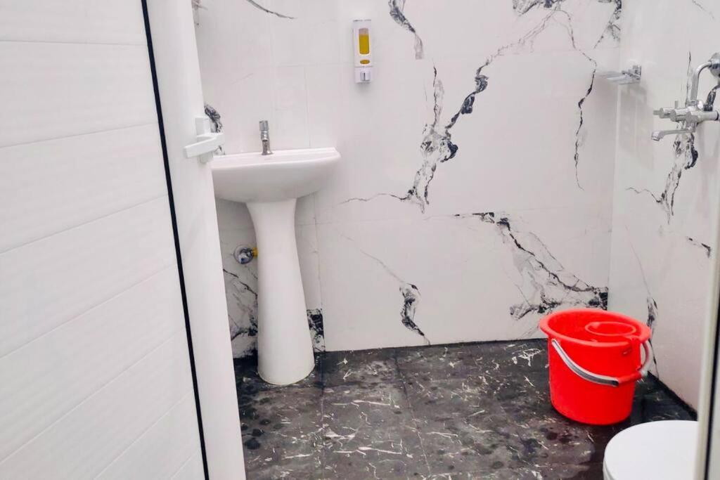 1 Bhk Flat At Kanti With Free Breakfast Near Assi Ghat And Temples -201 Apartment *