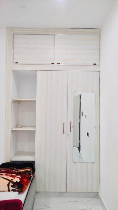 Apartment 1 Bhk Flat At Kanti With Free Breakfast Near Assi Ghat And Temples -201