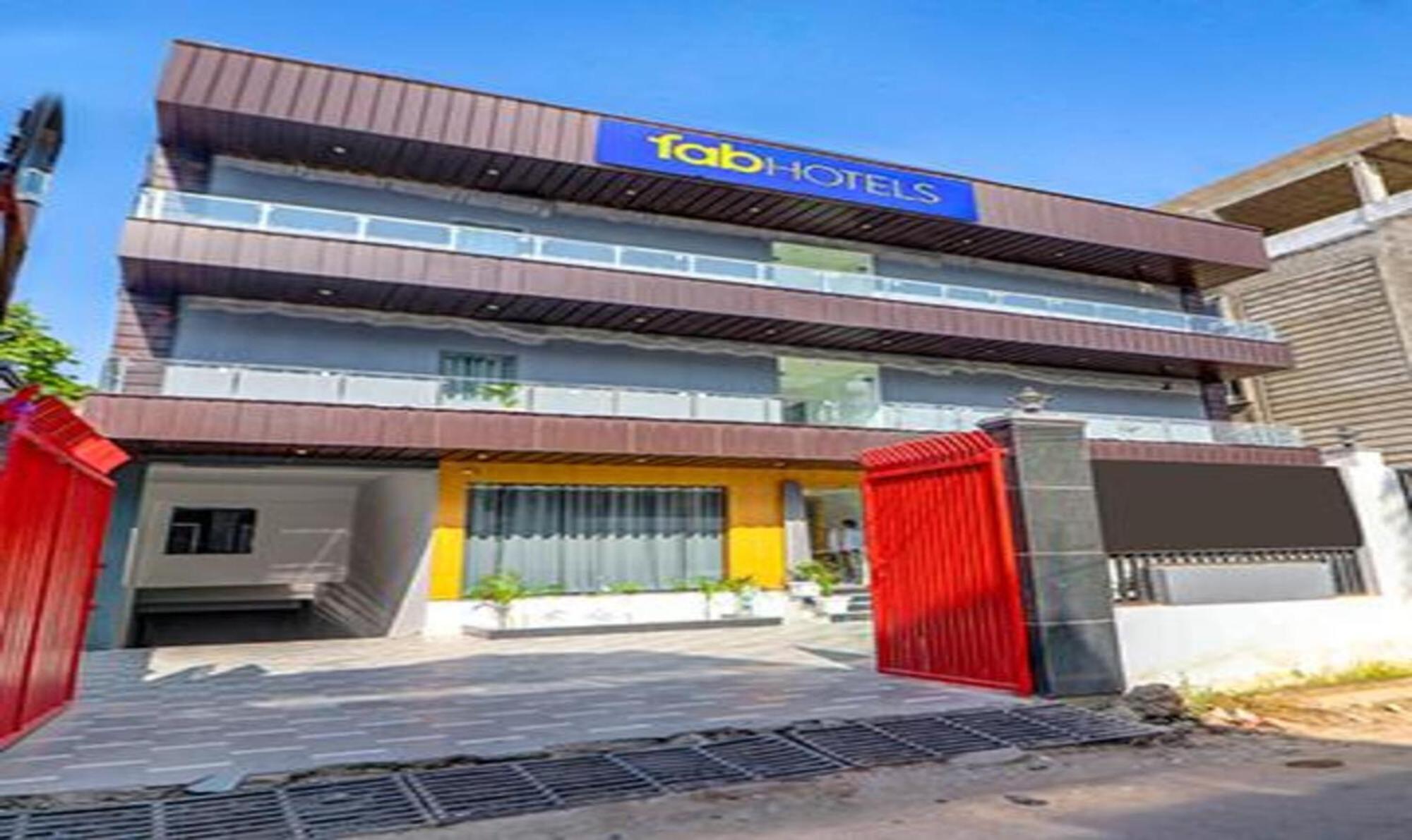 Hotel Fabhotel Premium Kashi 3*