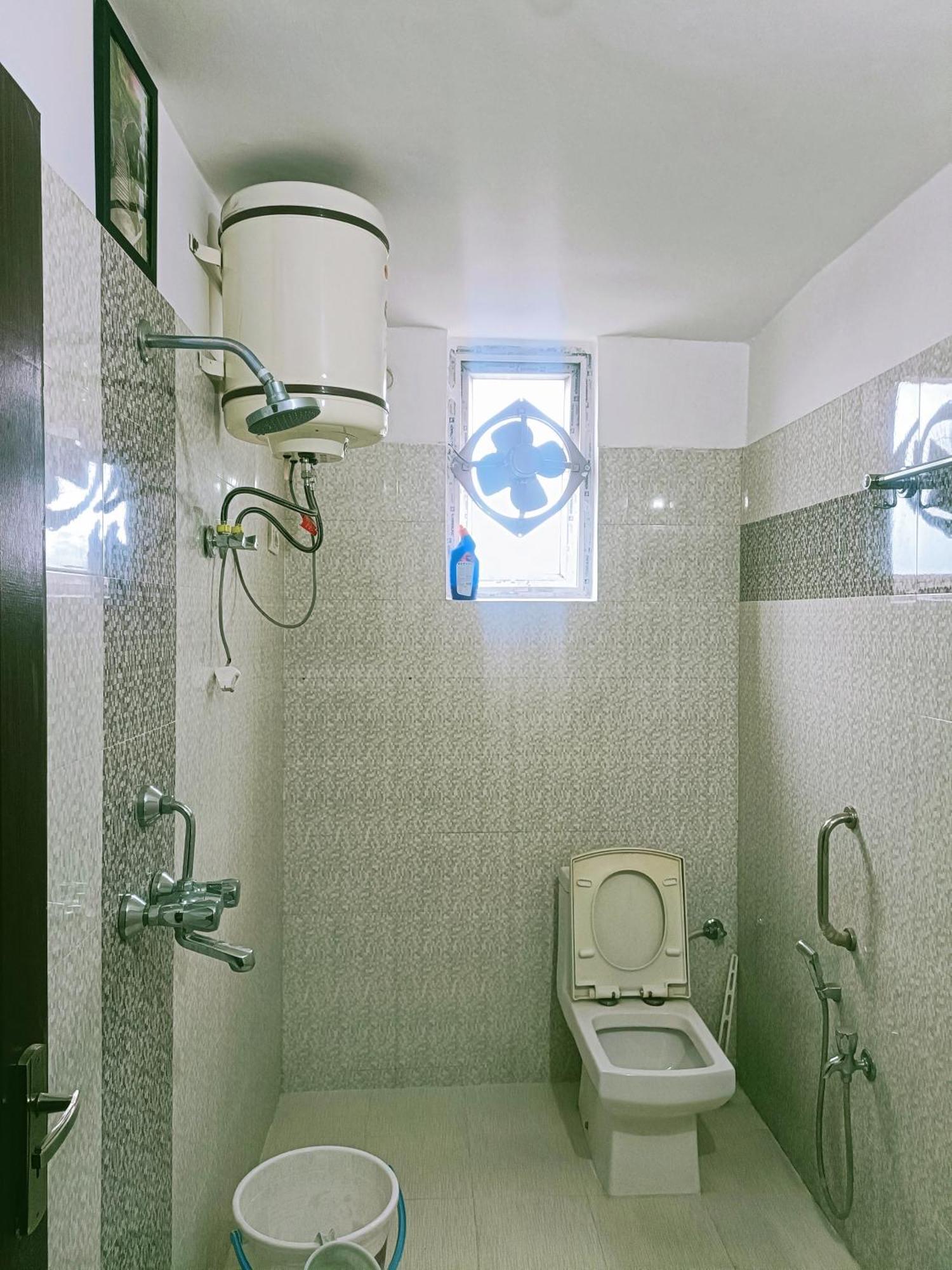 Pretty Garden View 3bhk Furnished Flat Near Kashi Vishwanath Temple *