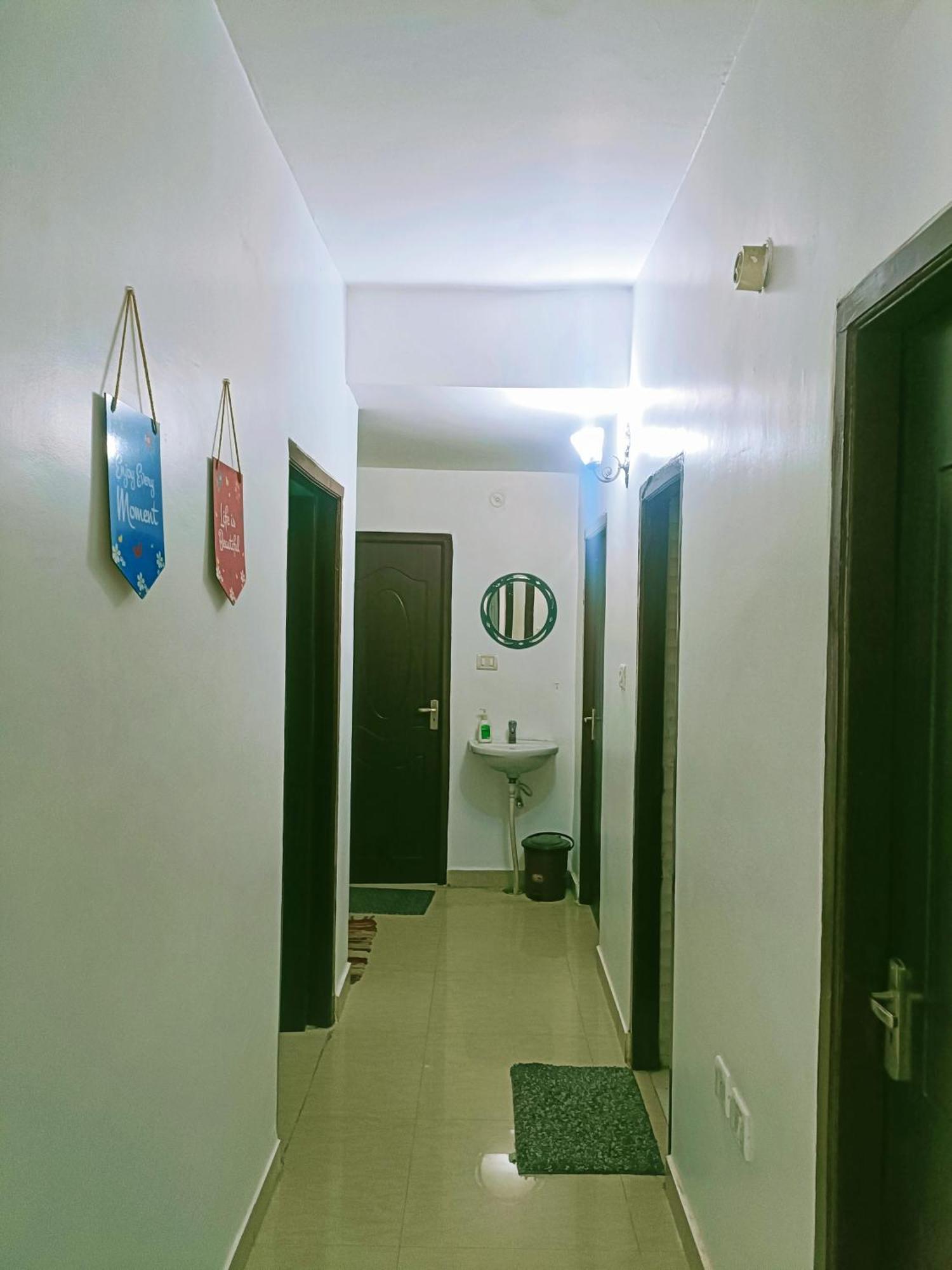 Pretty Garden View 3bhk Furnished Flat Near Kashi Vishwanath Temple Apartment *