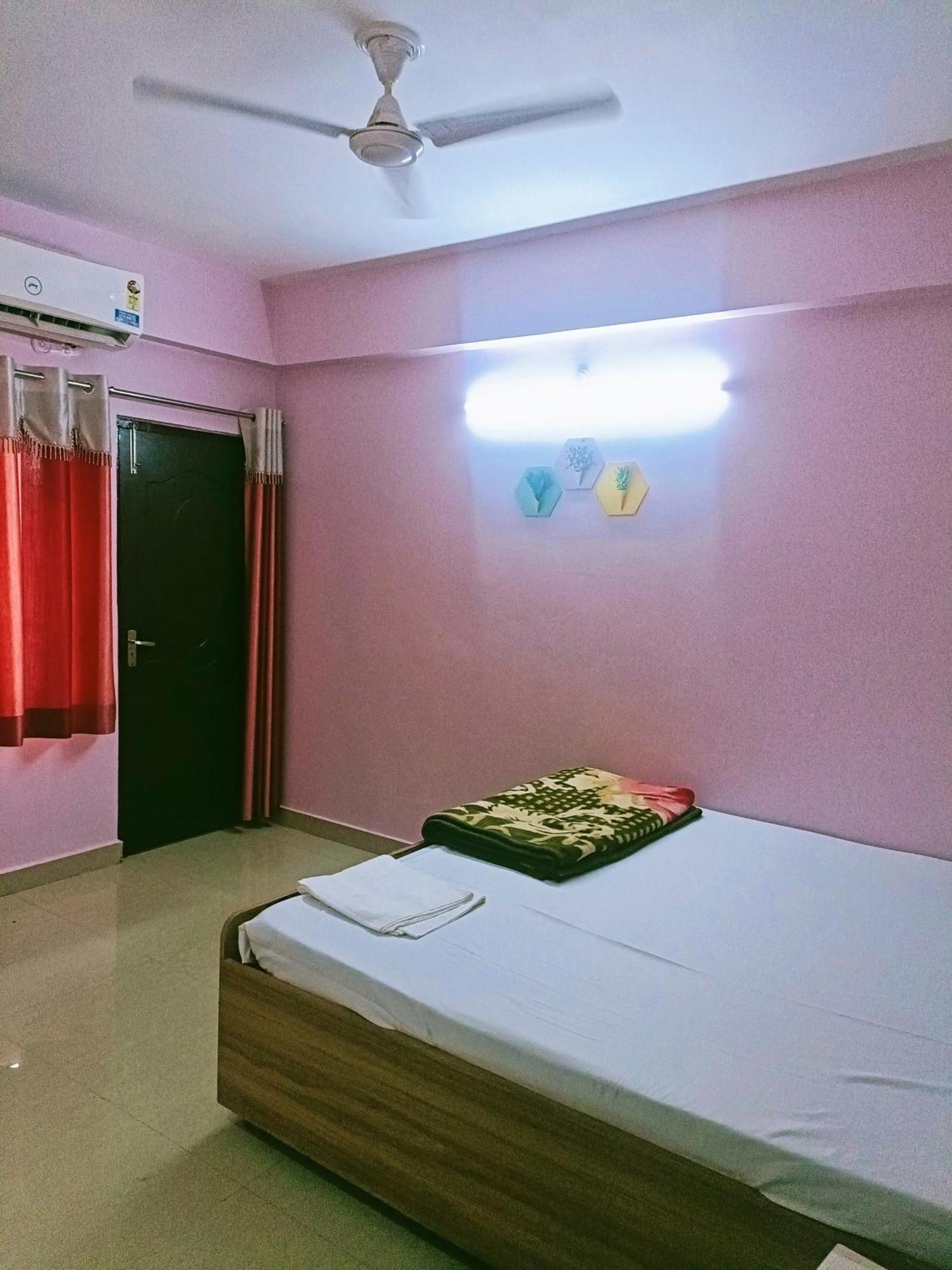 Pretty Garden View 3bhk Furnished Flat Near Kashi Vishwanath Temple