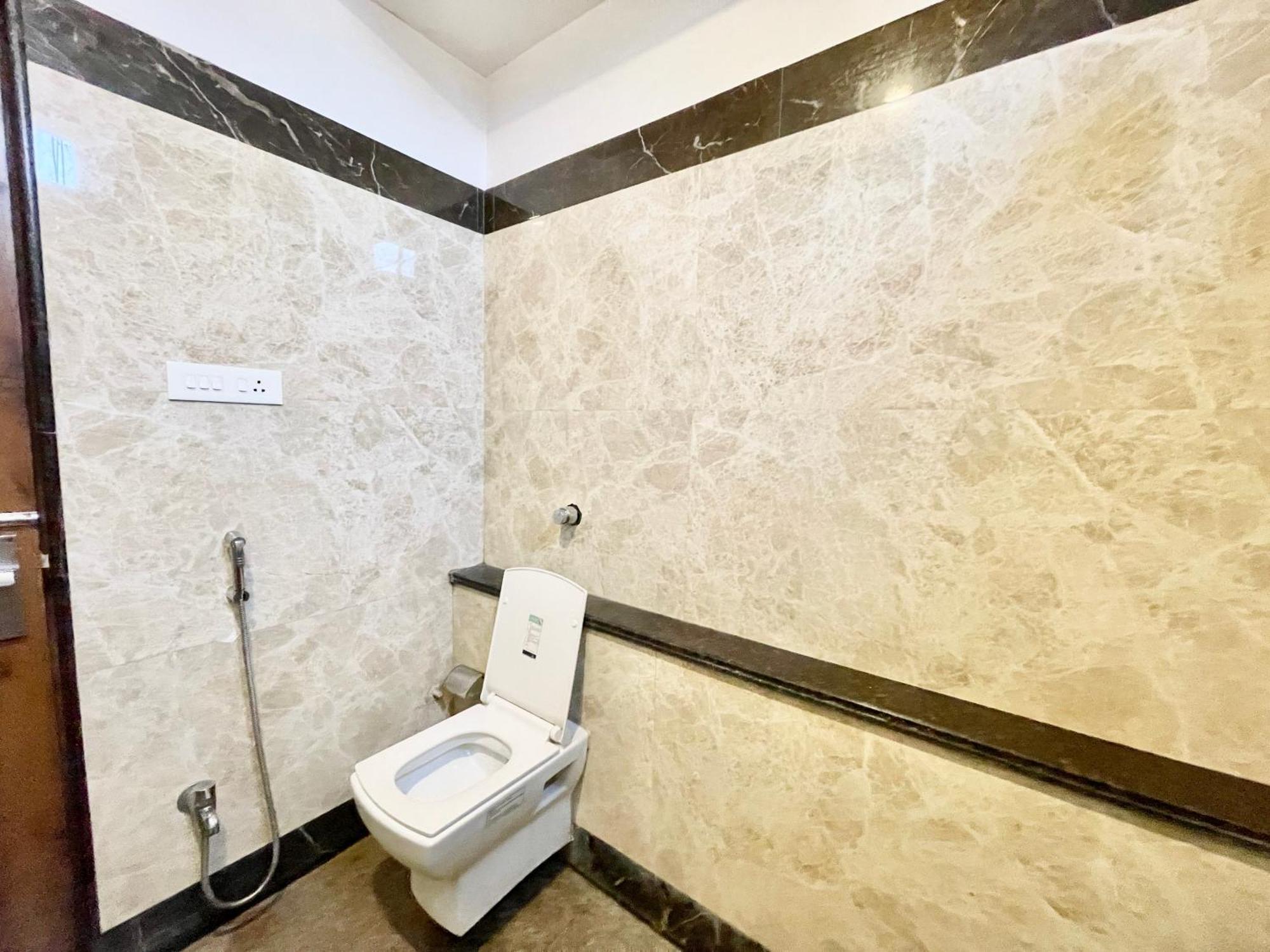 Rudraksh ! !fully-air-conditioned At Prime Location With Parking Availability, Near Kashi Vishwanath Temple, And Ganga Ghat 2 Hotel Varanasi