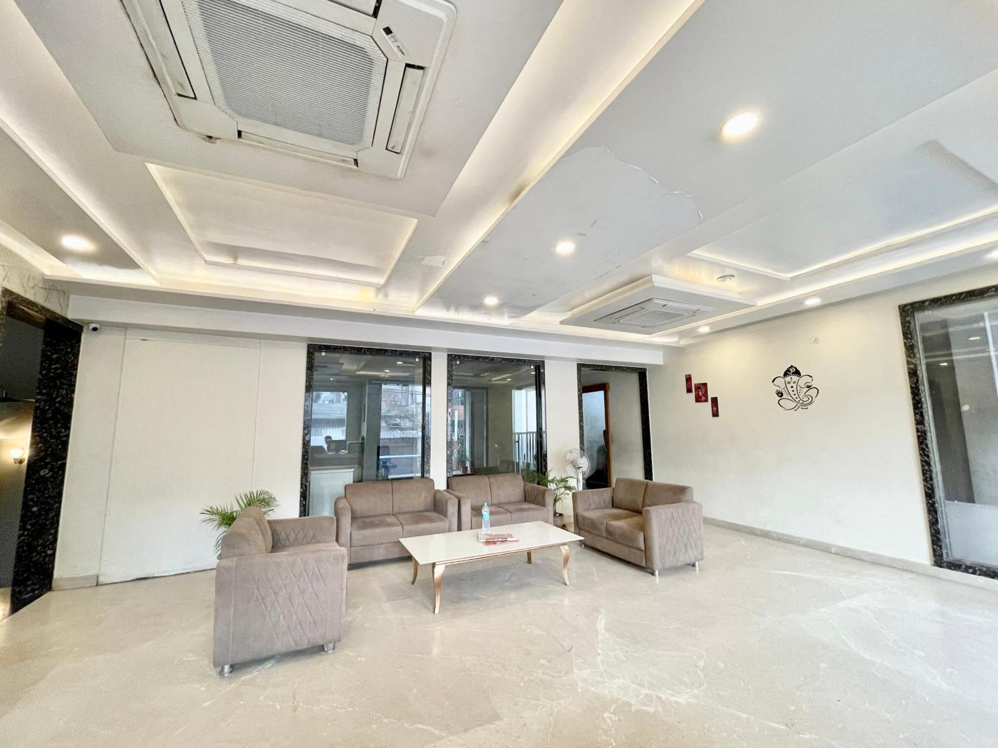 Rudraksh ! !fully-air-conditioned At Prime Location With Parking Availability, Near Kashi Vishwanath Temple, And Ganga Ghat 2 4*
