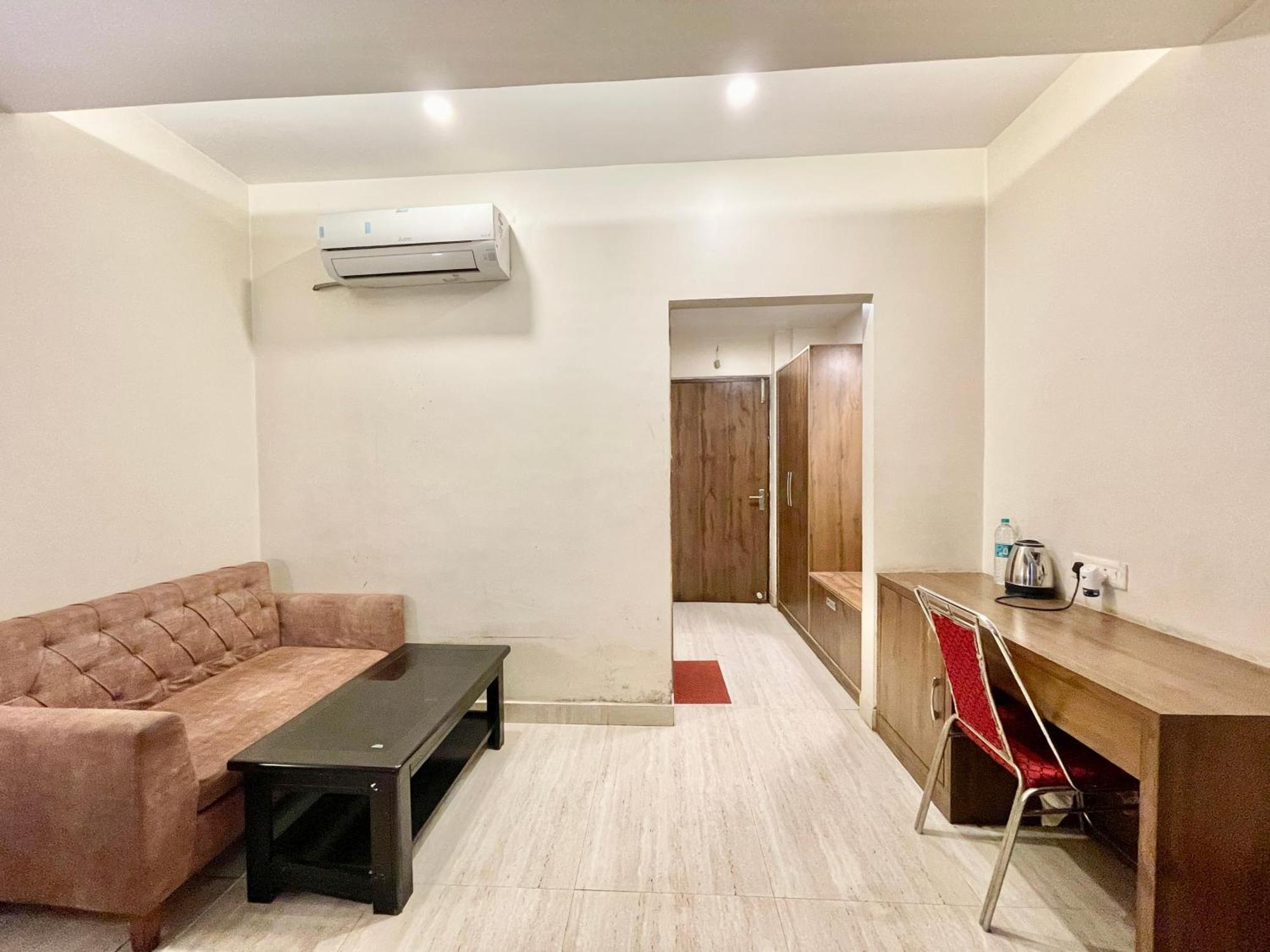 Rudraksh ! !fully-air-conditioned At Prime Location With Parking Availability, Near Kashi Vishwanath Temple, And Ganga Ghat 2 4*