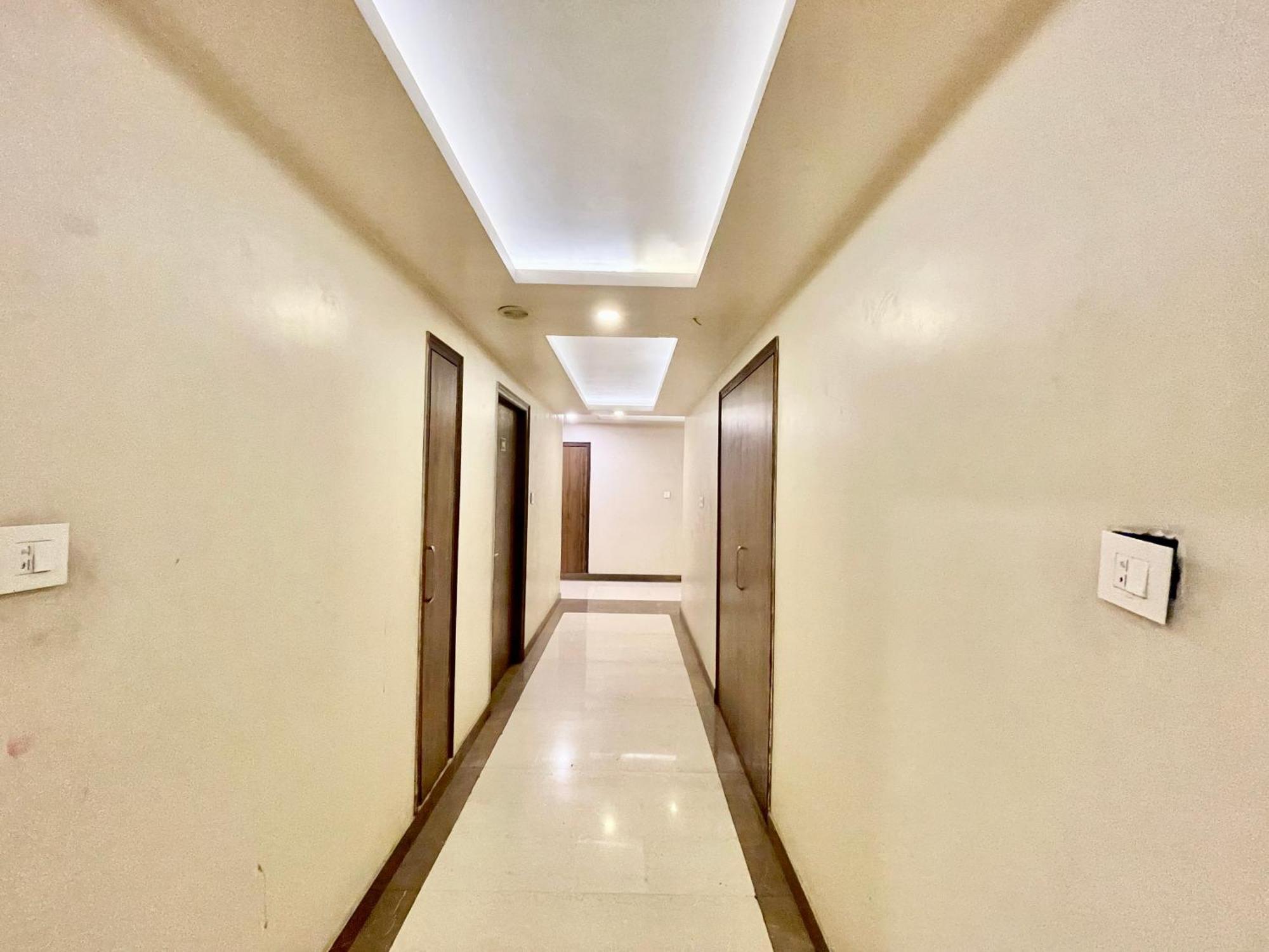 Rudraksh ! !fully-air-conditioned At Prime Location With Parking Availability, Near Kashi Vishwanath Temple, And Ganga Ghat 2 Hotel 4*