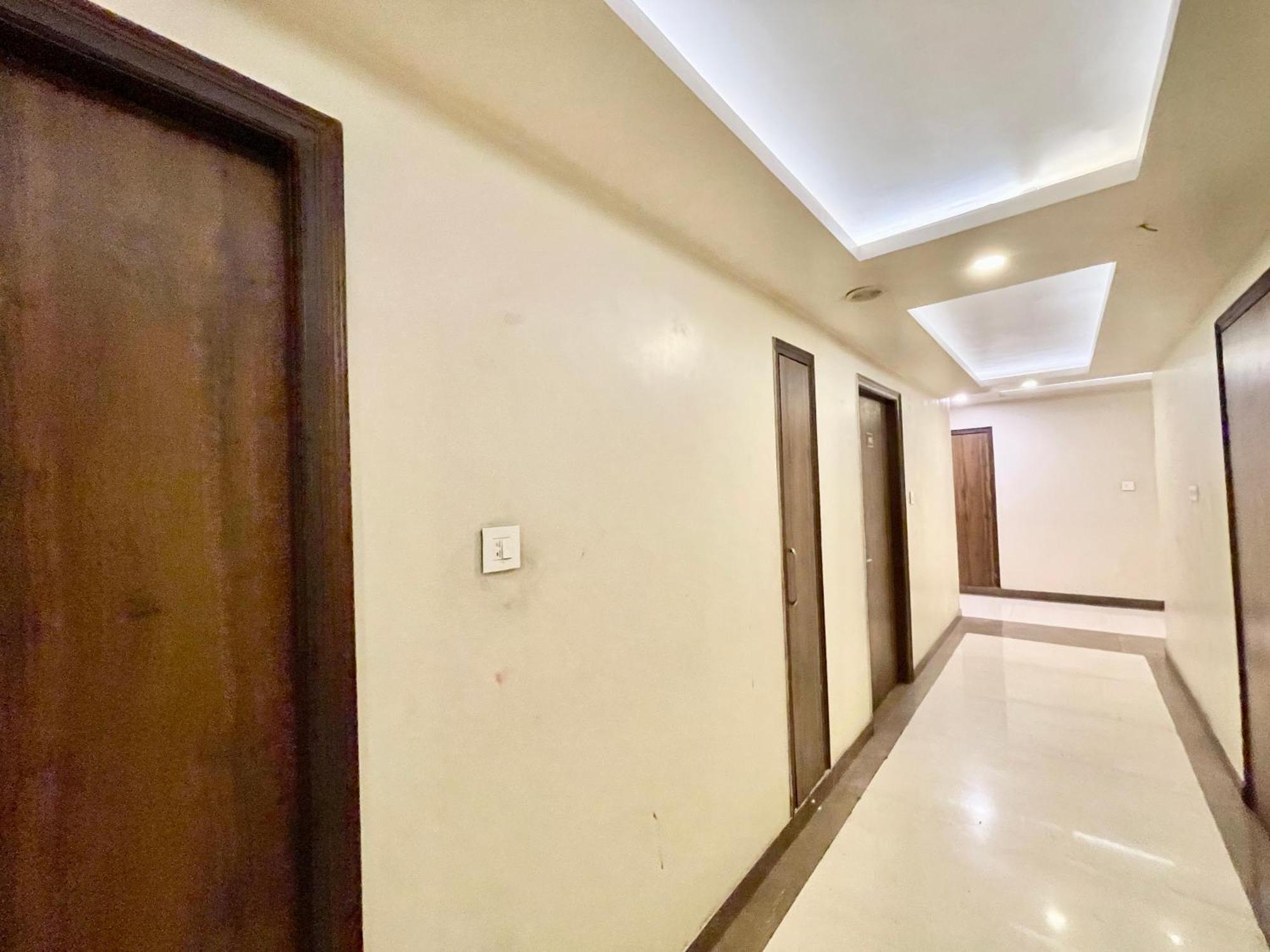 Hotel Rudraksh ! !fully-air-conditioned At Prime Location With Parking Availability, Near Kashi Vishwanath Temple, And Ganga Ghat 2 4*