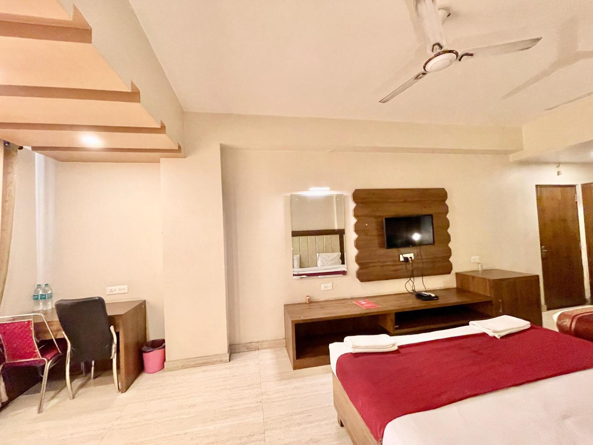 Rudraksh ! !fully-air-conditioned At Prime Location With Parking Availability, Near Kashi Vishwanath Temple, And Ganga Ghat 2 4*