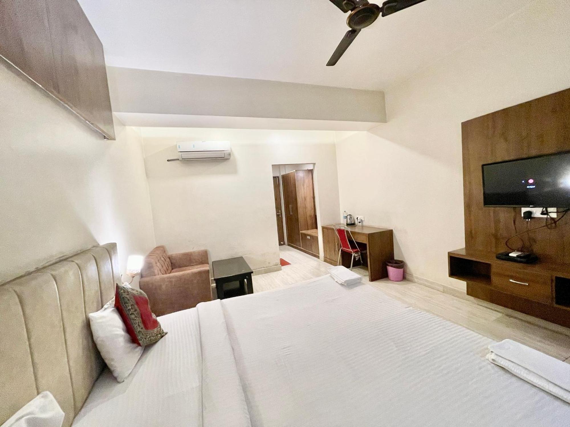 Rudraksh ! !fully-air-conditioned At Prime Location With Parking Availability, Near Kashi Vishwanath Temple, And Ganga Ghat 2 Hotel