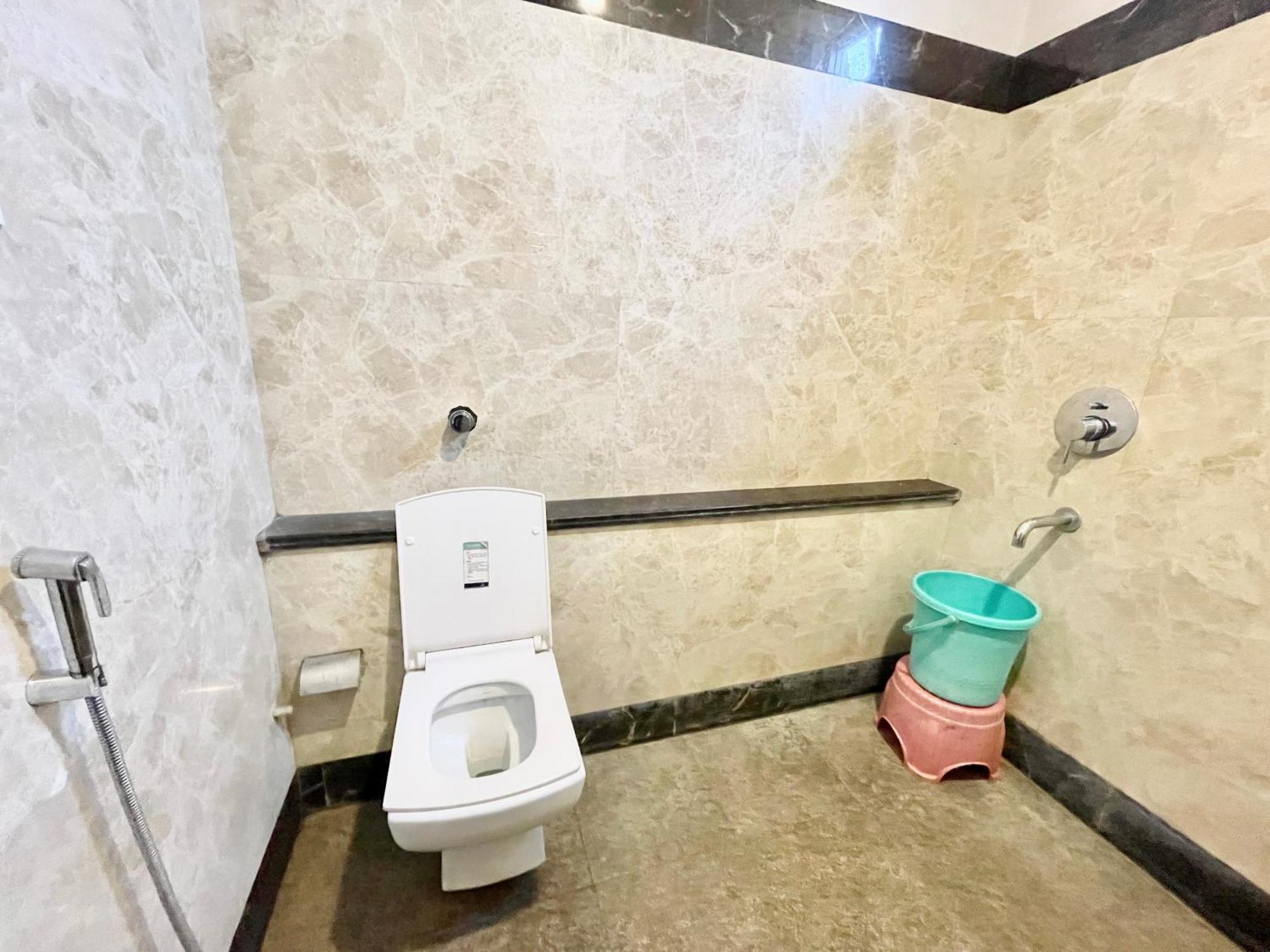 Rudraksh ! !fully-air-conditioned At Prime Location With Parking Availability, Near Kashi Vishwanath Temple, And Ganga Ghat 2 Hotel