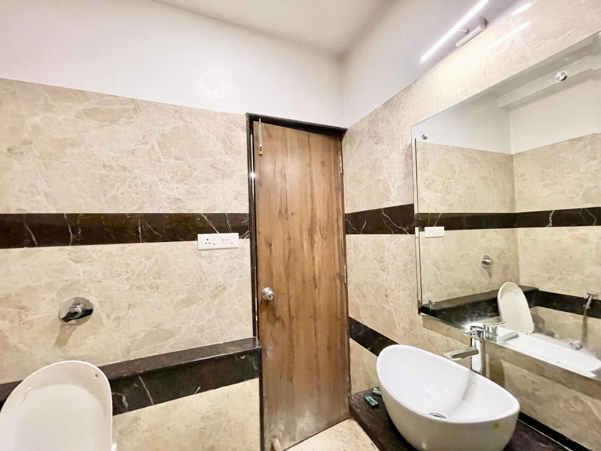Rudraksh ! !fully-air-conditioned At Prime Location With Parking Availability, Near Kashi Vishwanath Temple, And Ganga Ghat 2