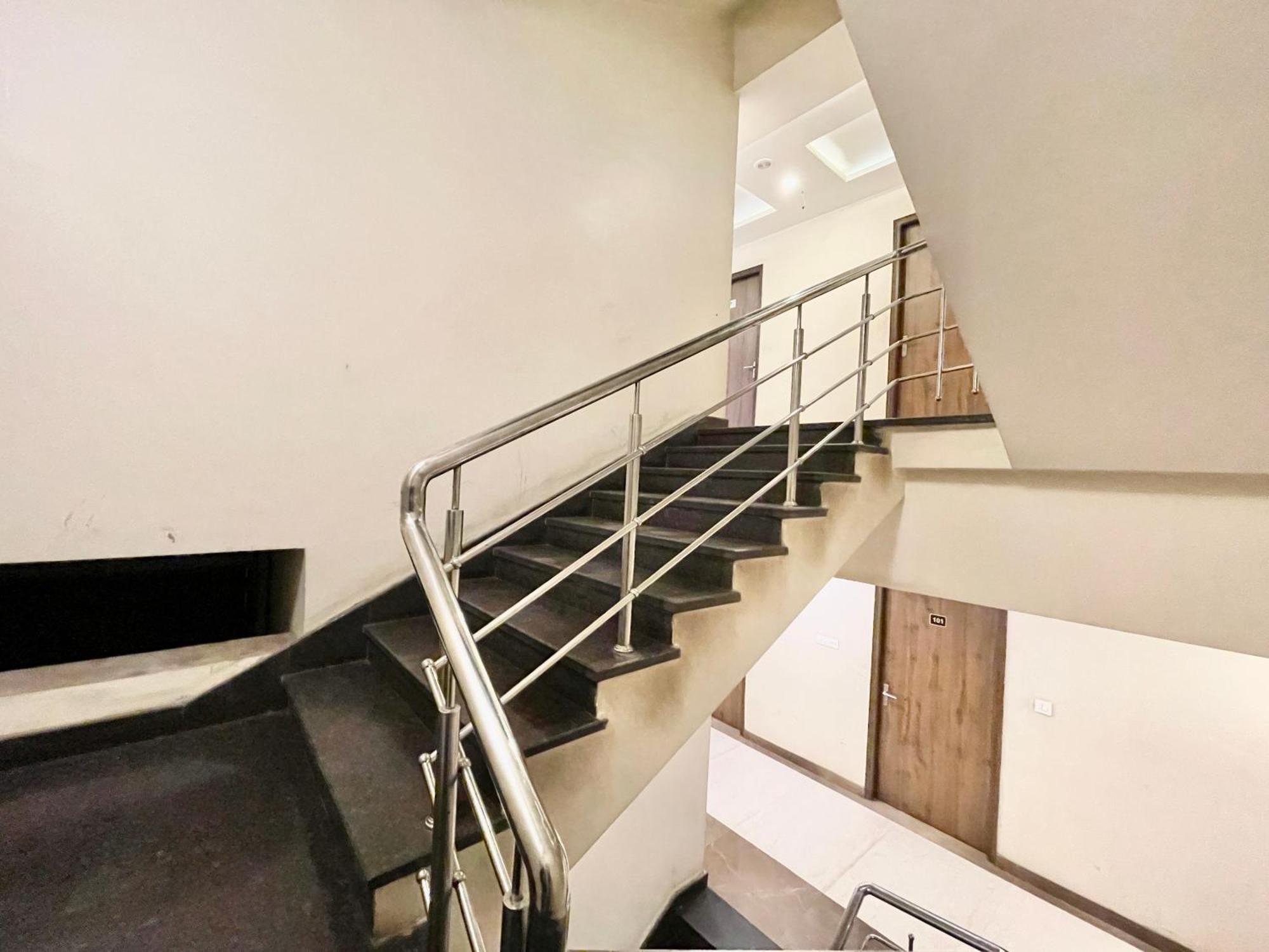 Hotel Rudraksh ! !fully-air-conditioned At Prime Location With Parking Availability, Near Kashi Vishwanath Temple, And Ganga Ghat 2 4*