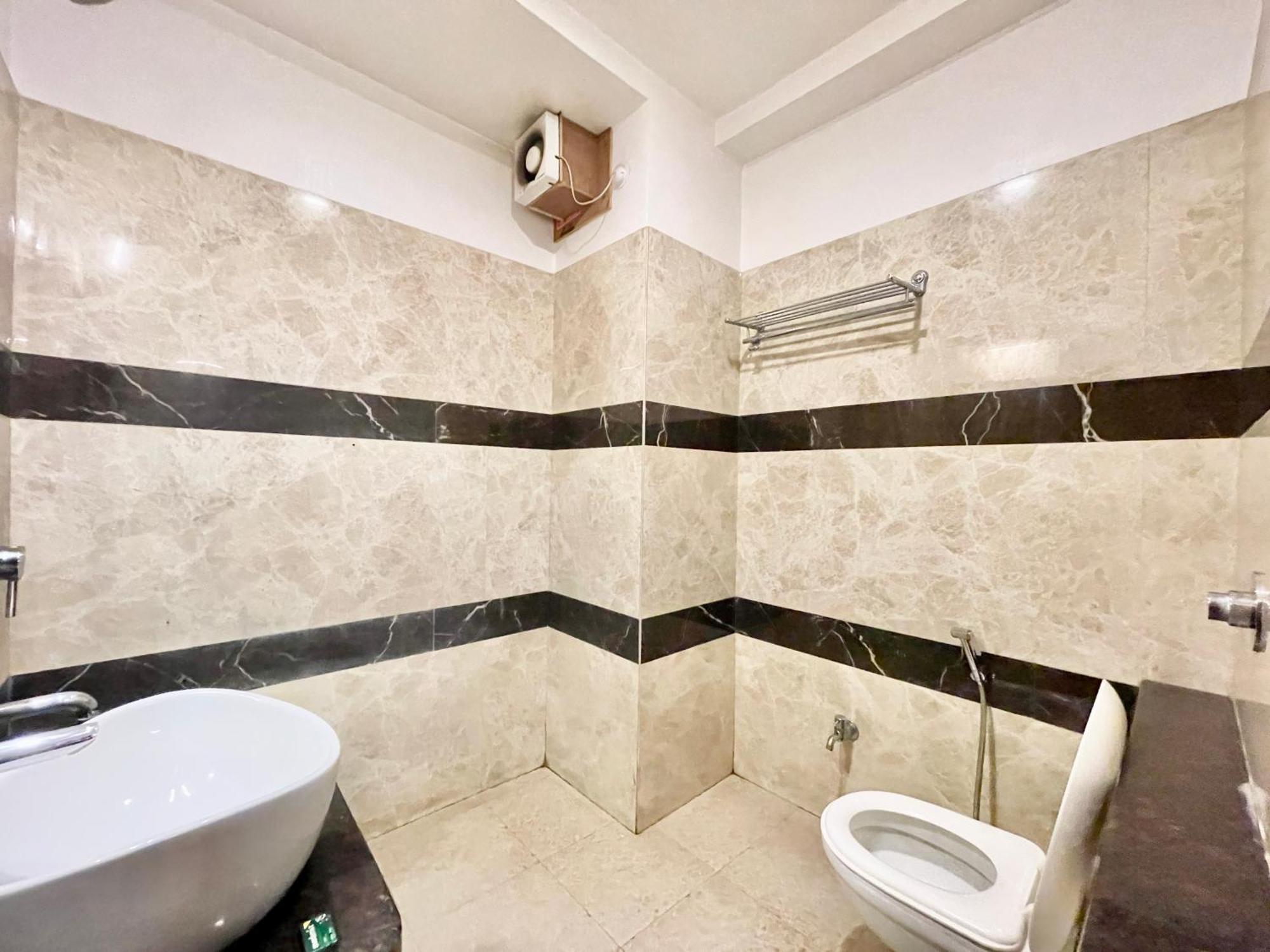Hotel Rudraksh ! !fully-air-conditioned At Prime Location With Parking Availability, Near Kashi Vishwanath Temple, And Ganga Ghat 2 Varanasi