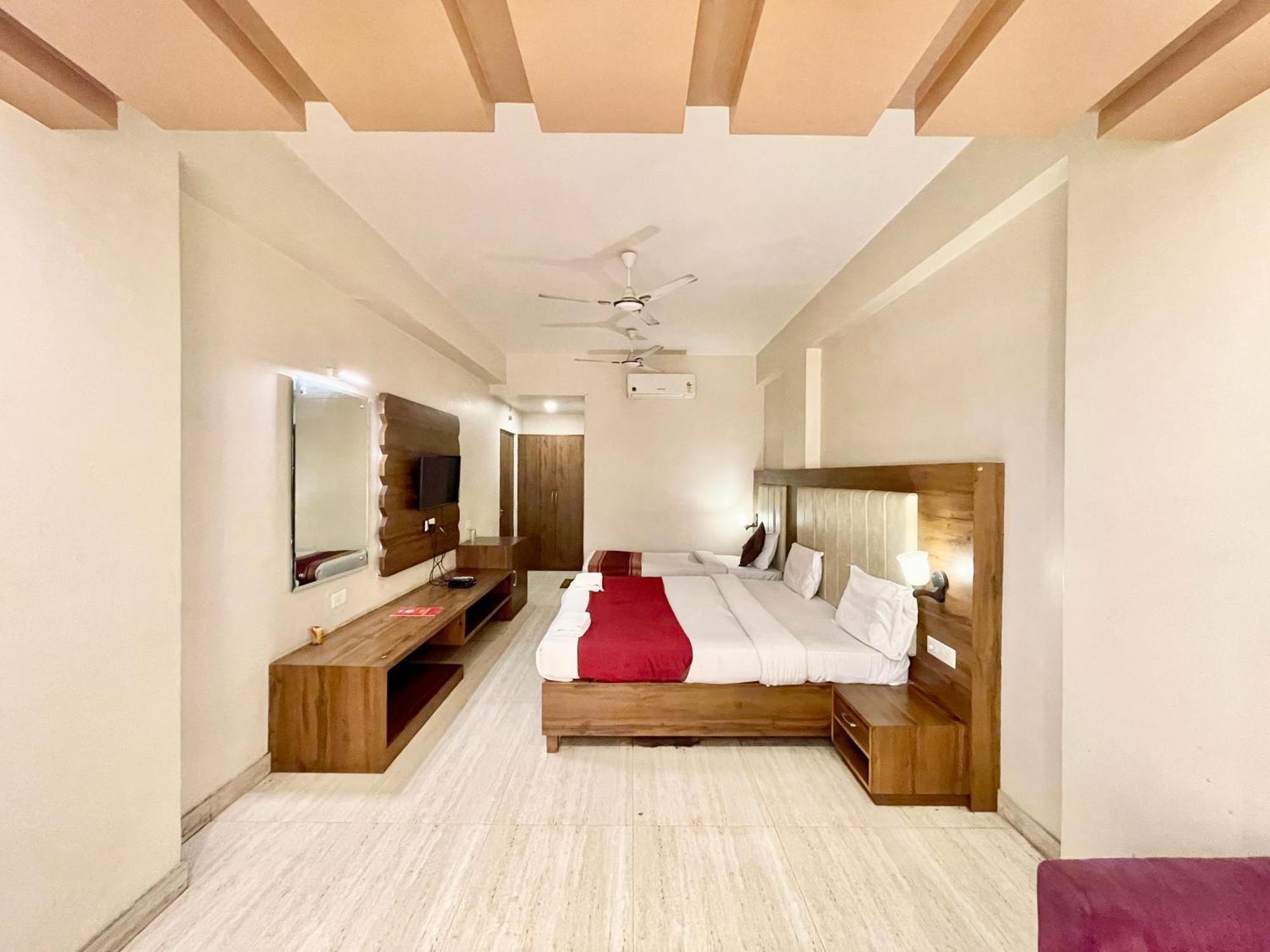 Rudraksh ! !fully-air-conditioned At Prime Location With Parking Availability, Near Kashi Vishwanath Temple, And Ganga Ghat 2 Hotel