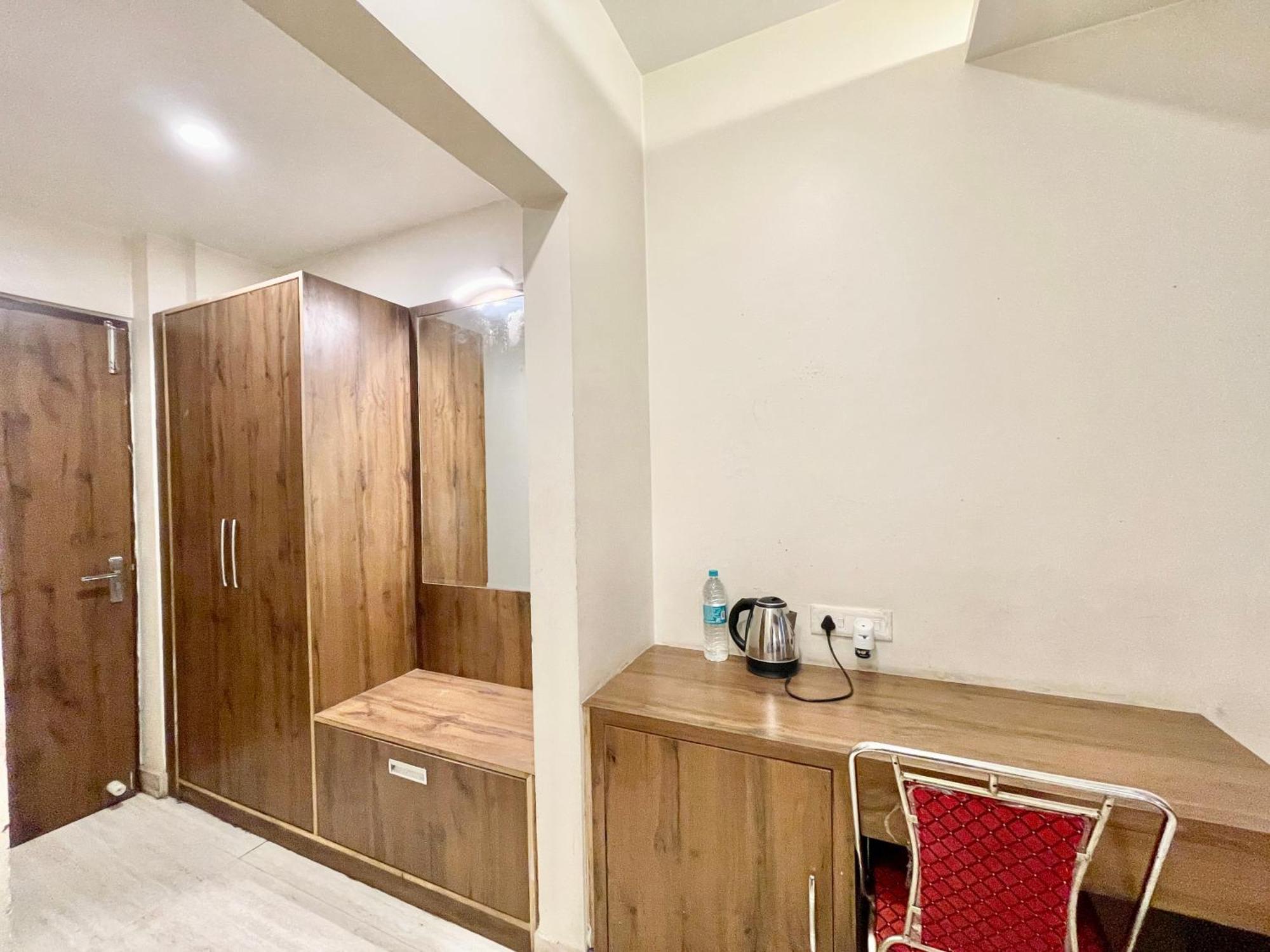Hotel Rudraksh ! !fully-air-conditioned At Prime Location With Parking Availability, Near Kashi Vishwanath Temple, And Ganga Ghat 2 Varanasi