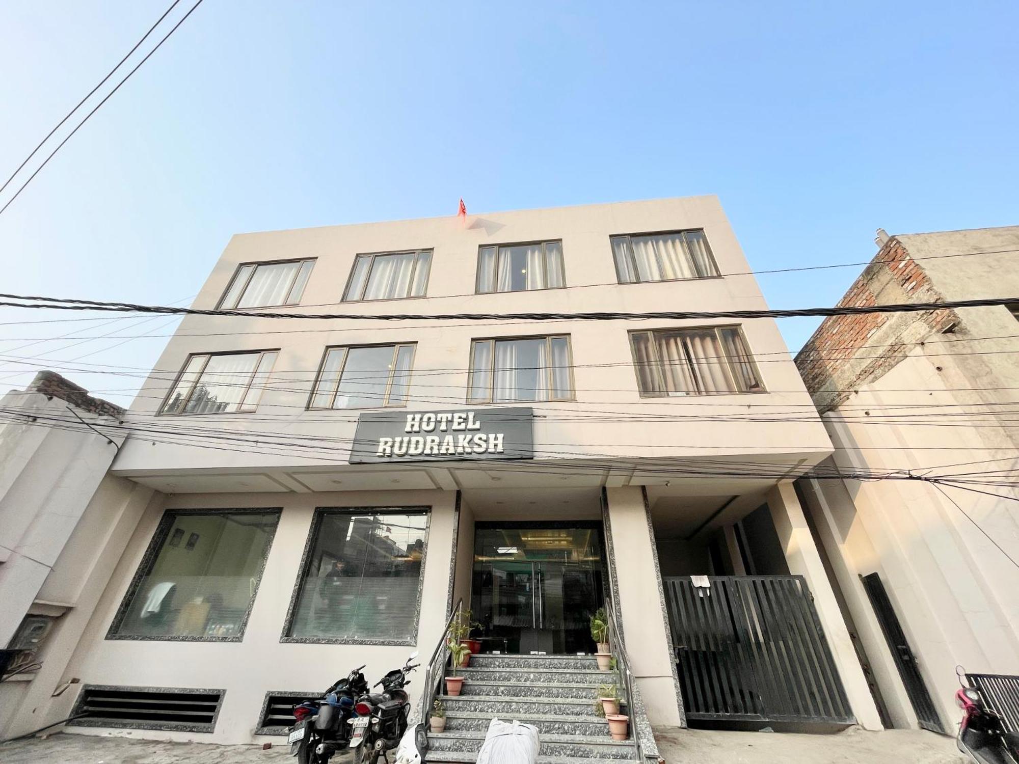 Rudraksh ! !fully-air-conditioned At Prime Location With Parking Availability, Near Kashi Vishwanath Temple, And Ganga Ghat 2 4*