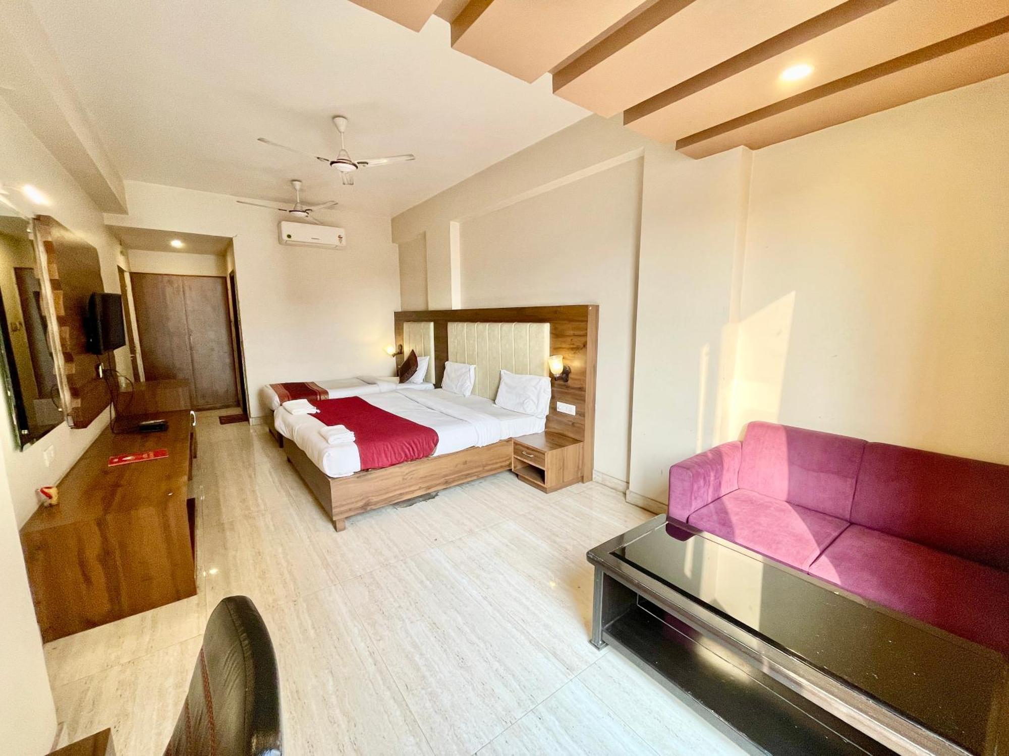 Rudraksh ! !fully-air-conditioned At Prime Location With Parking Availability, Near Kashi Vishwanath Temple, And Ganga Ghat 2 Hotel