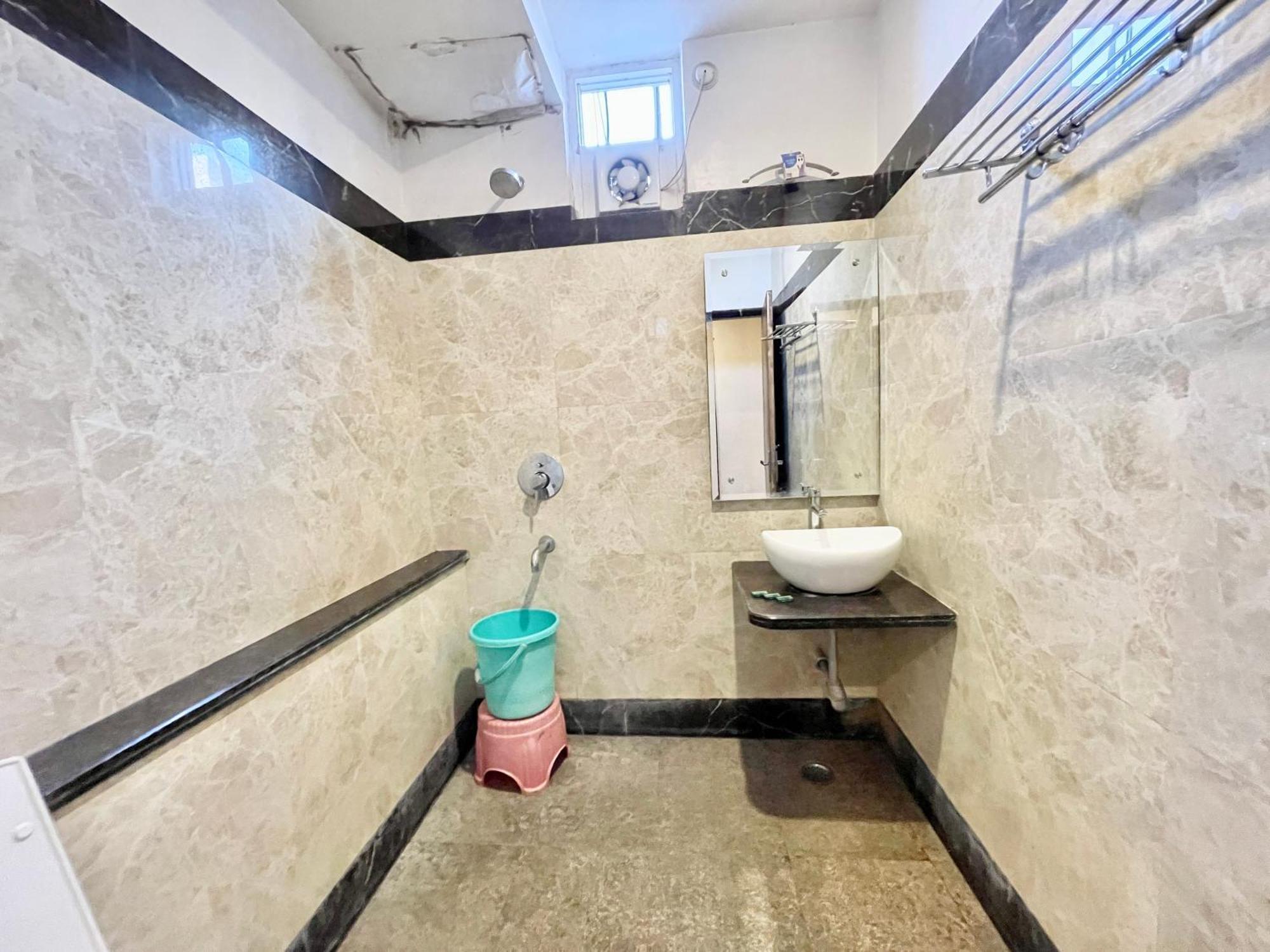 Rudraksh ! !fully-air-conditioned At Prime Location With Parking Availability, Near Kashi Vishwanath Temple, And Ganga Ghat 2 Hotel