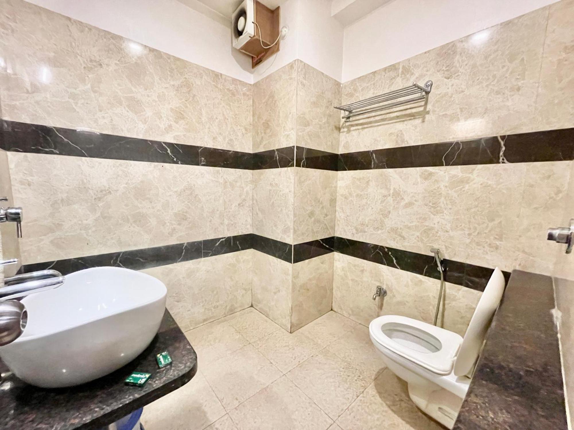 Rudraksh ! !fully-air-conditioned At Prime Location With Parking Availability, Near Kashi Vishwanath Temple, And Ganga Ghat 2 Hotel 4*