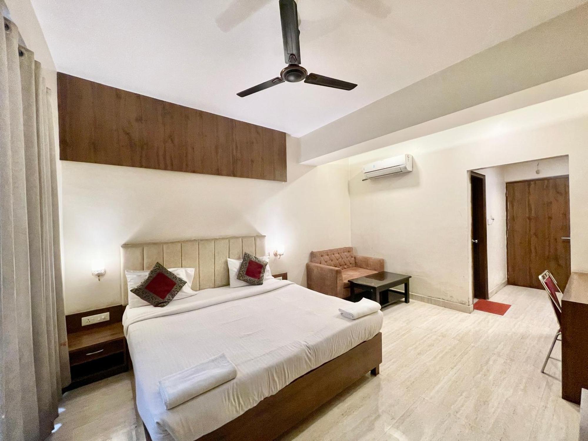 Rudraksh ! !fully-air-conditioned At Prime Location With Parking Availability, Near Kashi Vishwanath Temple, And Ganga Ghat 2 4*