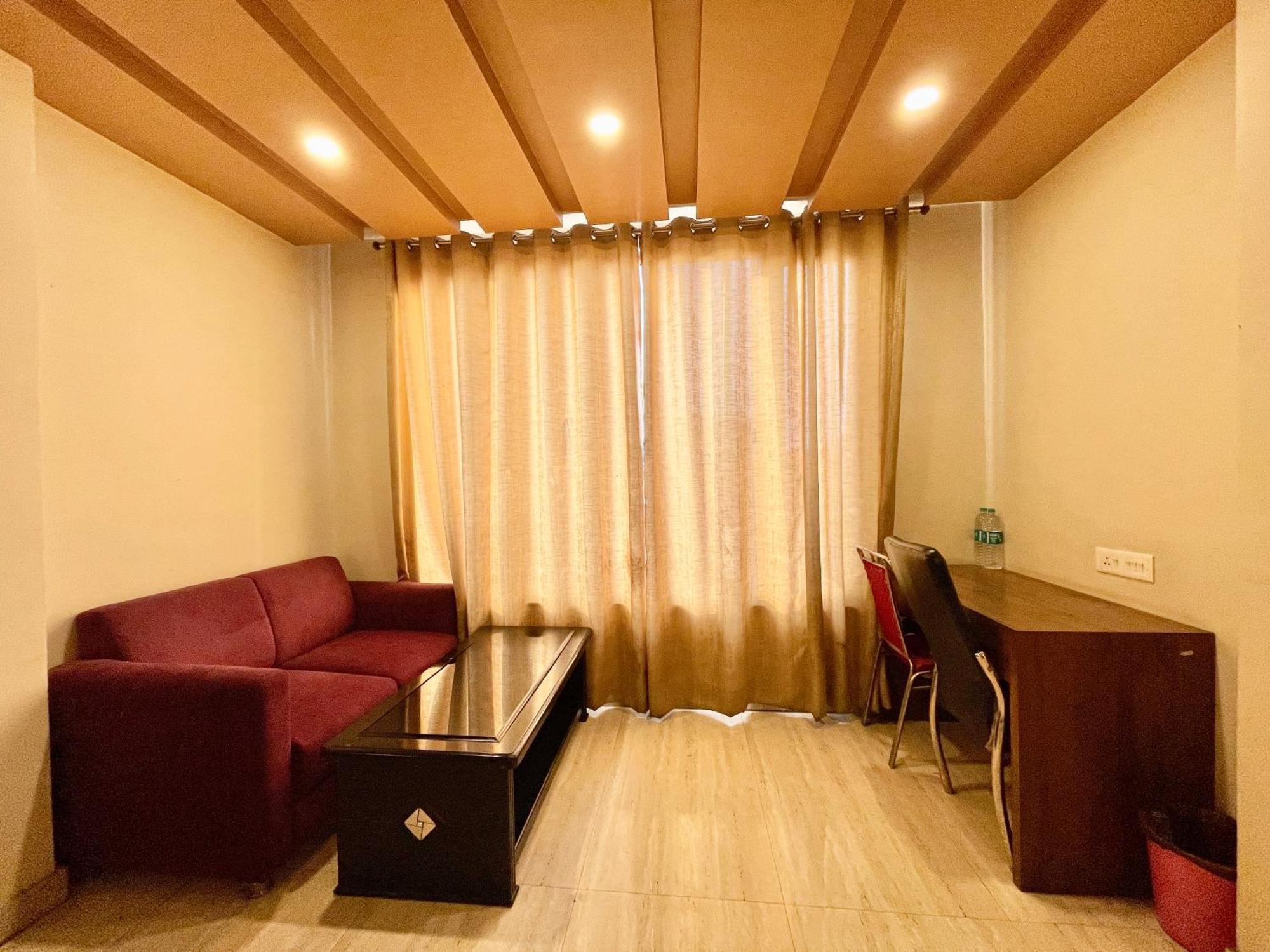 Hotel Rudraksh ! !fully-air-conditioned At Prime Location With Parking Availability, Near Kashi Vishwanath Temple, And Ganga Ghat 2 4*