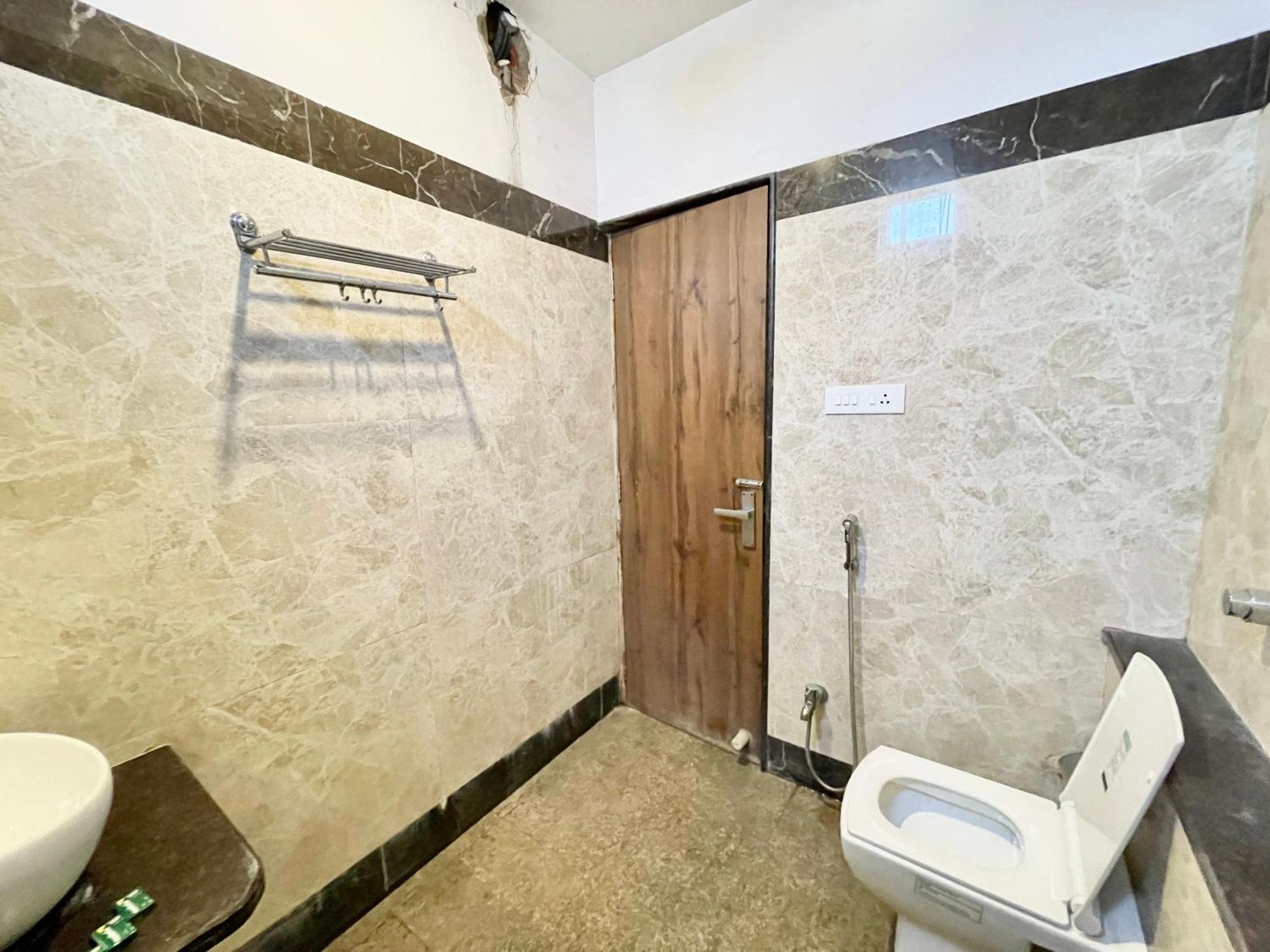 Hotel Rudraksh ! !fully-air-conditioned At Prime Location With Parking Availability, Near Kashi Vishwanath Temple, And Ganga Ghat 2