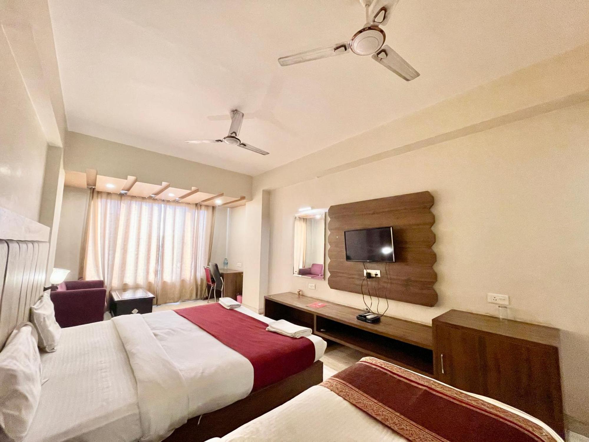 Hotel Rudraksh ! !fully-air-conditioned At Prime Location With Parking Availability, Near Kashi Vishwanath Temple, And Ganga Ghat 2 4*