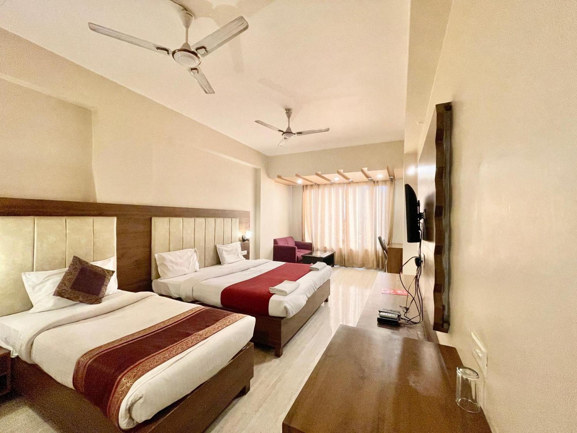 Rudraksh ! !fully-air-conditioned At Prime Location With Parking Availability, Near Kashi Vishwanath Temple, And Ganga Ghat 2 Hotel 4*