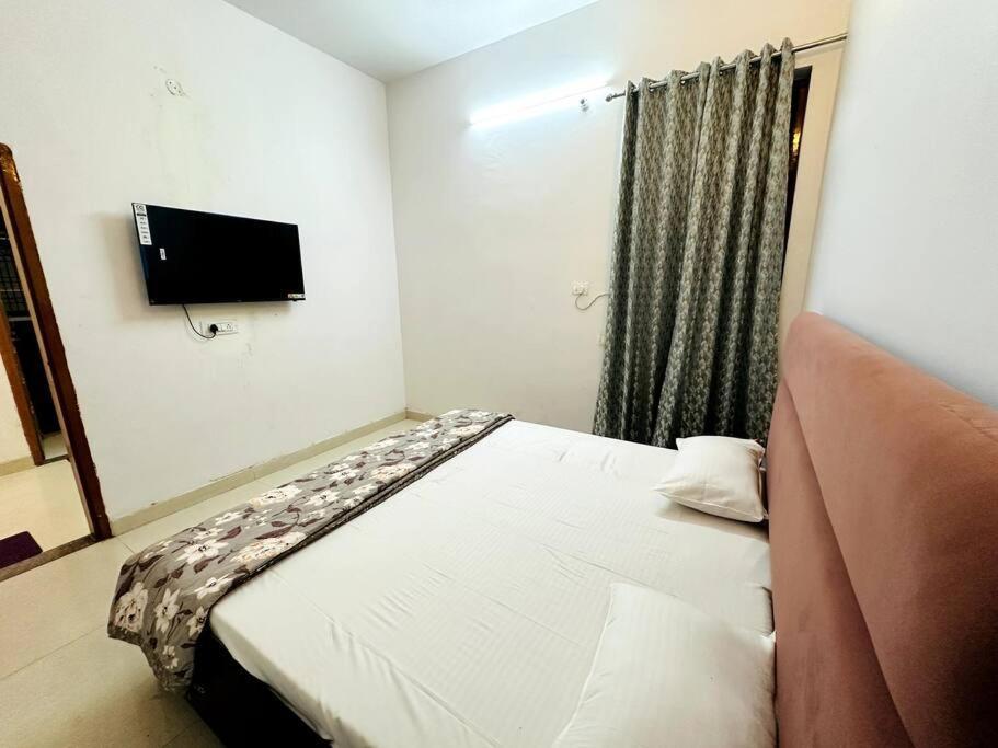 Ajnara Apartment