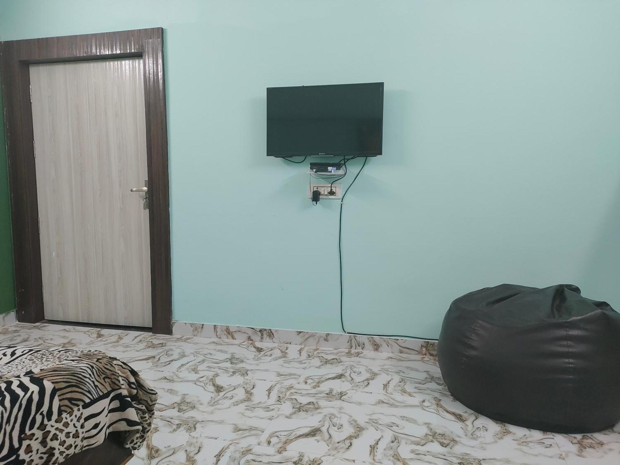 Banarasiya Close To Banaras Railway Station Varanasi