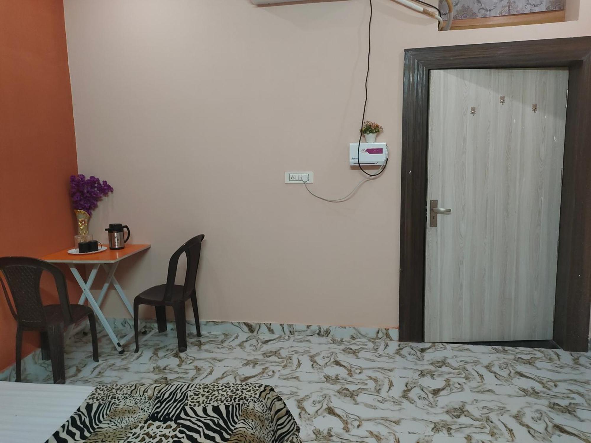 Banarasiya Close To Banaras Railway Station Varanasi