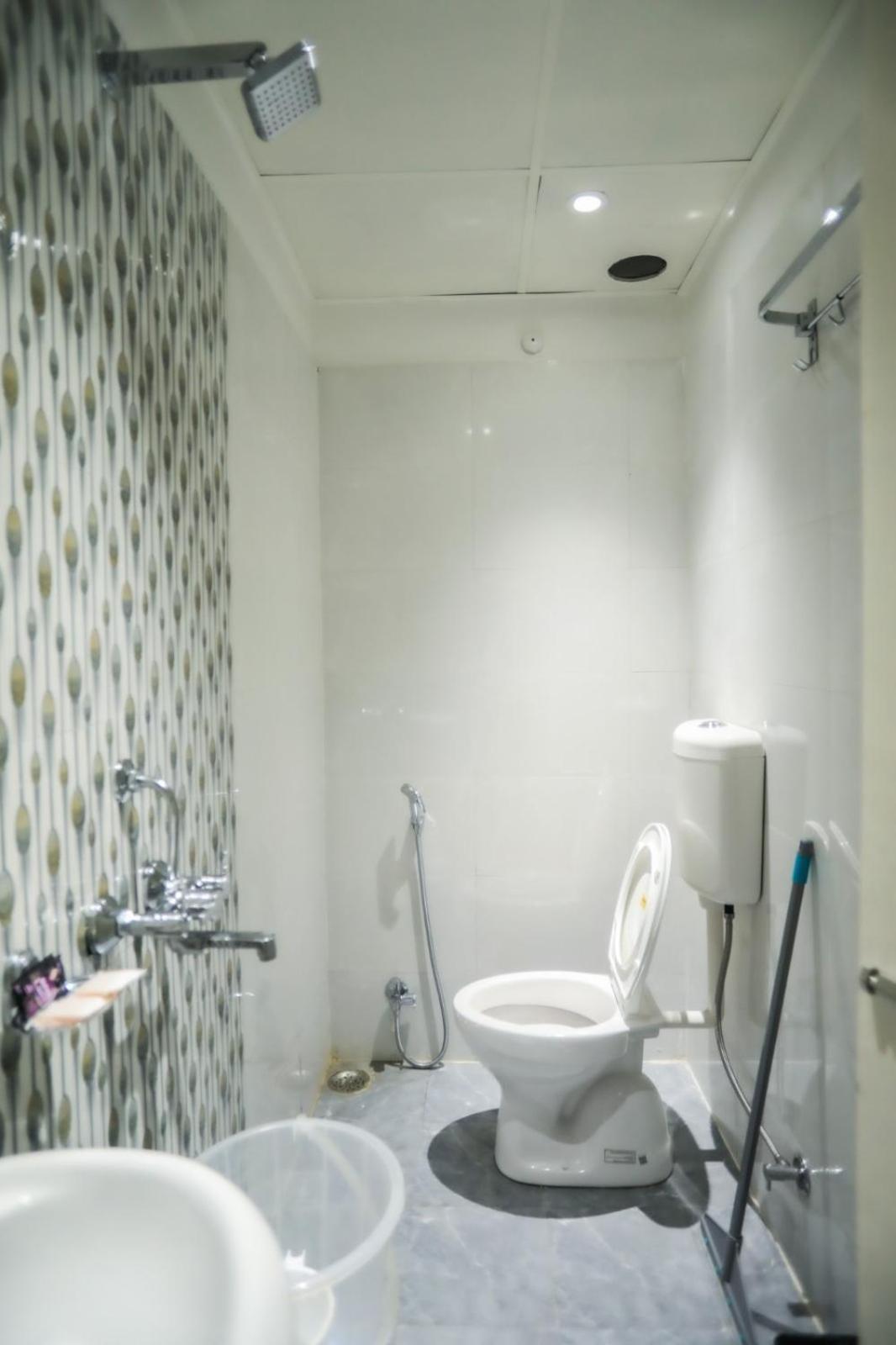 Pretty Garden View 3bhk Furnished Flat Near Kashi Vishwanath Temple Apartment
