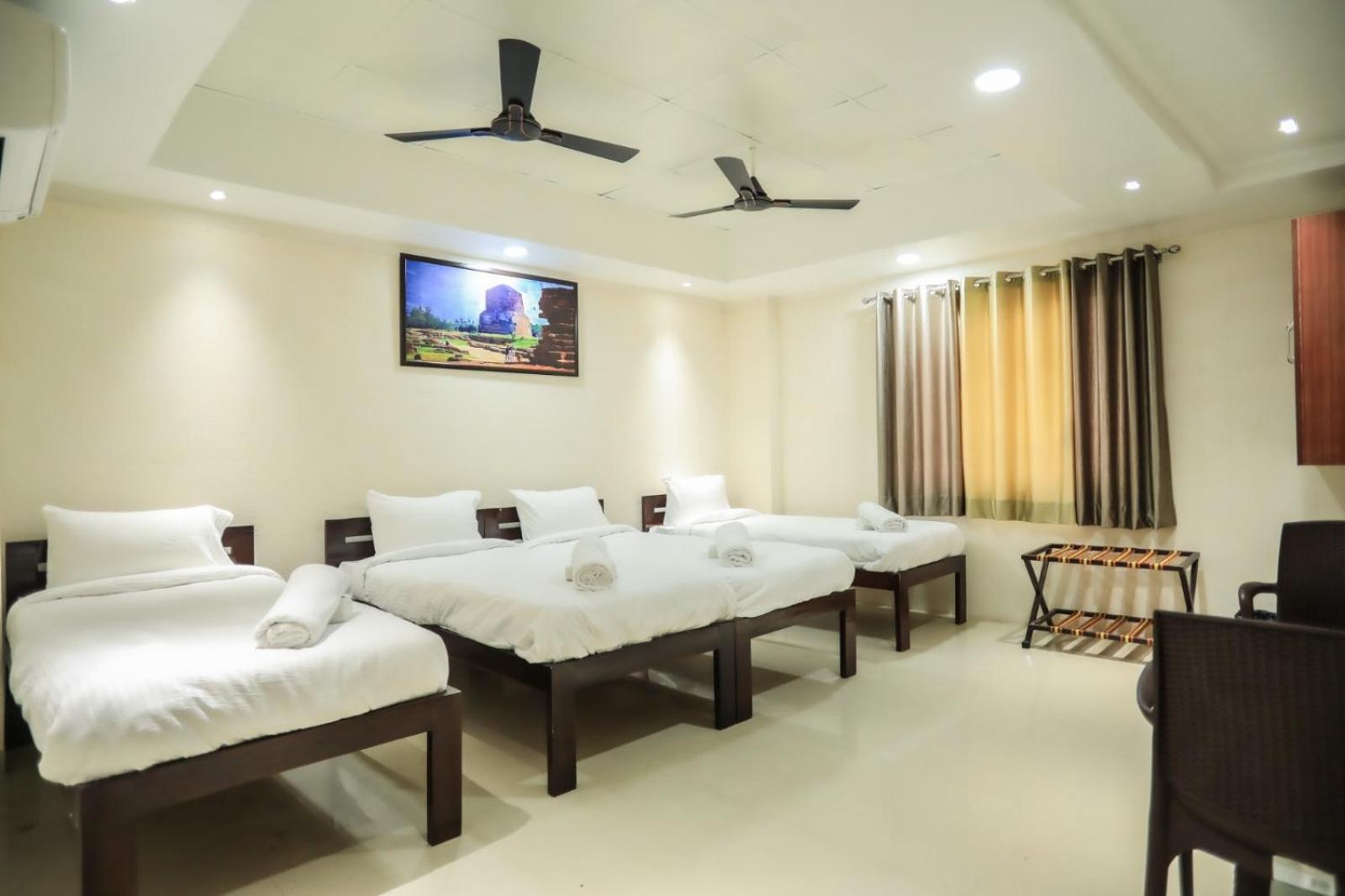 Pretty Garden View 3bhk Furnished Flat Near Kashi Vishwanath Temple *