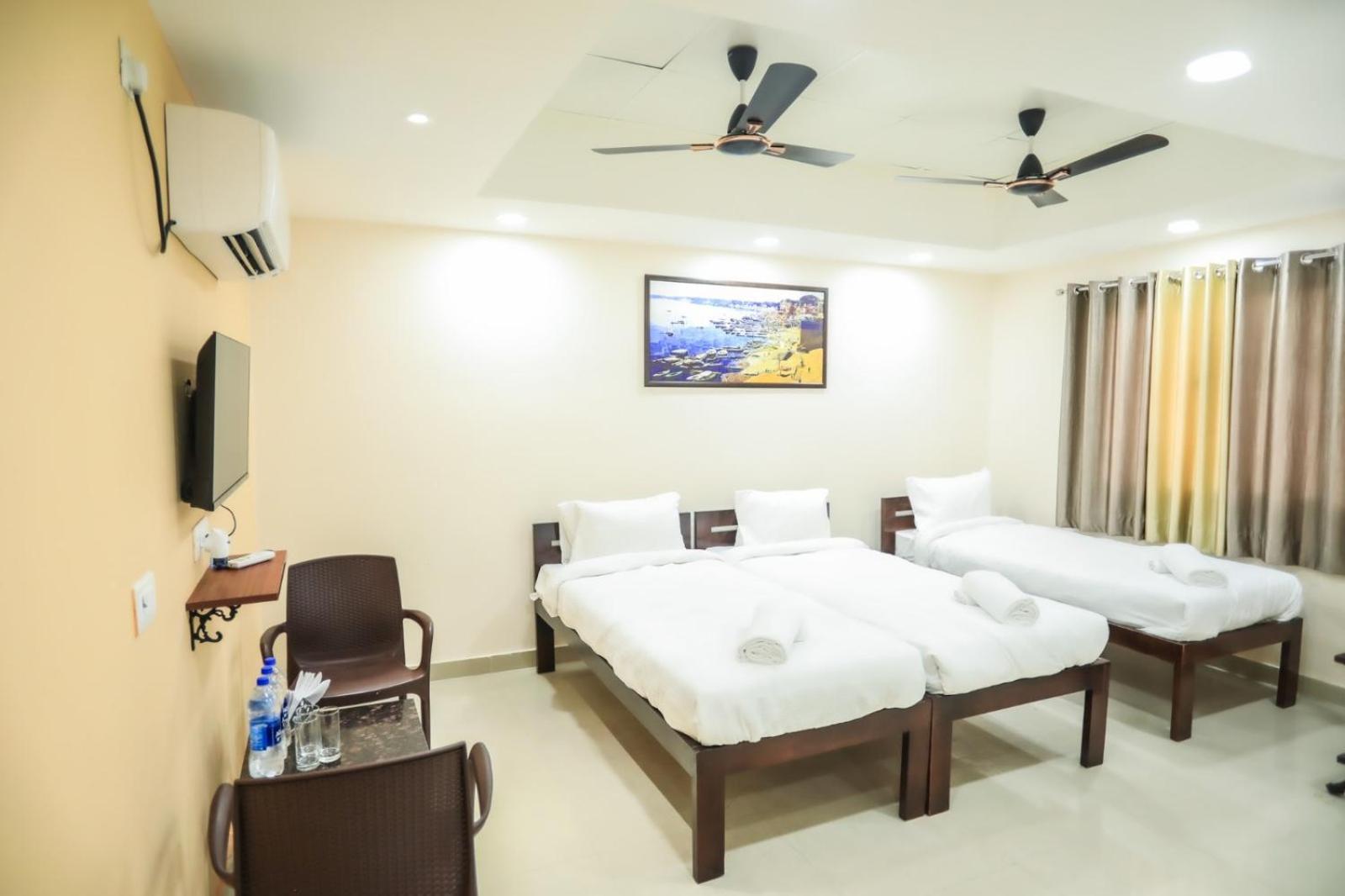 Pretty Garden View 3bhk Furnished Flat Near Kashi Vishwanath Temple Apartment *