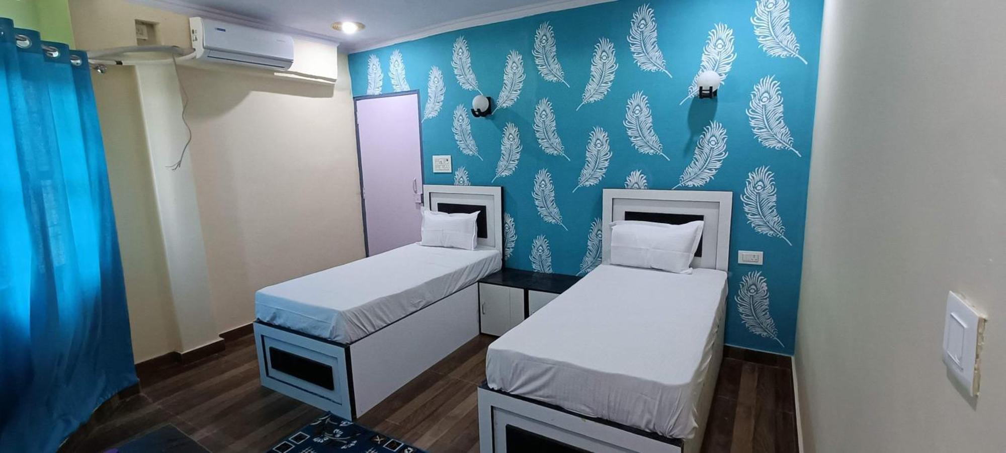 Hostel Mohit Paying *