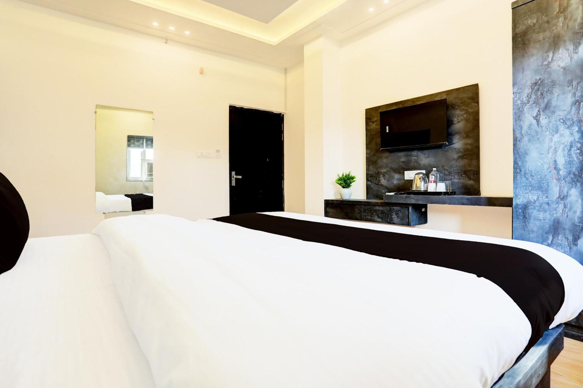 Super Townhouse Balua Road Pahadiya Hotel