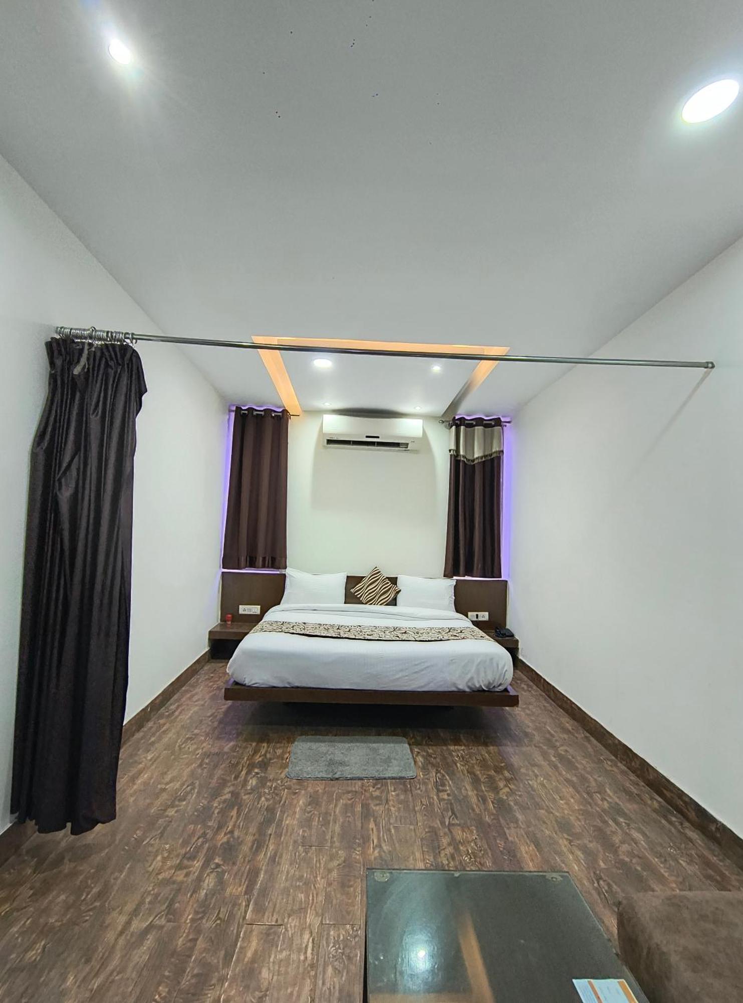 Hotel Palace - Near Kashi Vishwanath Temple With Parking 4*