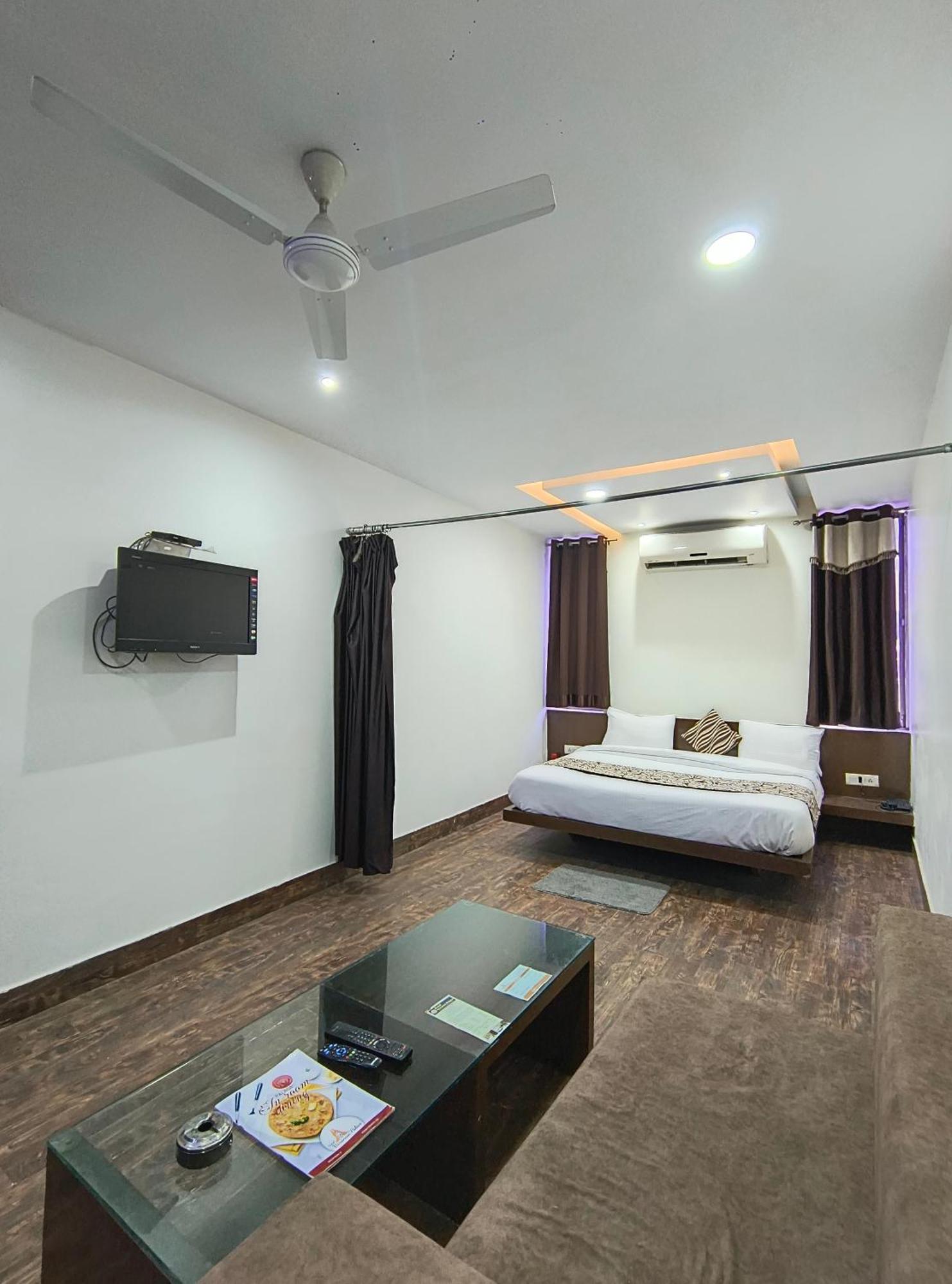 Palace - Near Kashi Vishwanath Temple With Parking