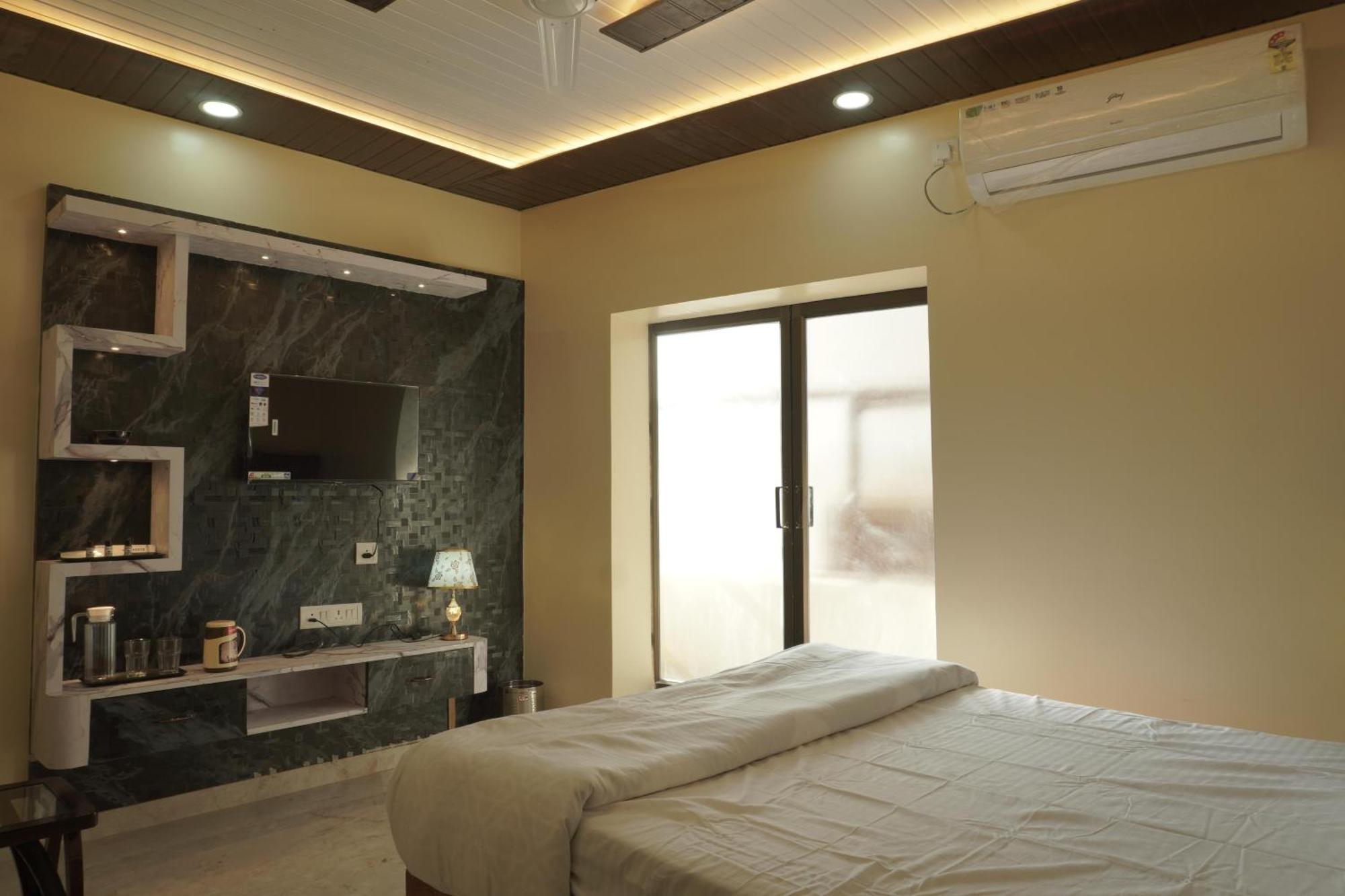 Classy5 Guest house Varanasi