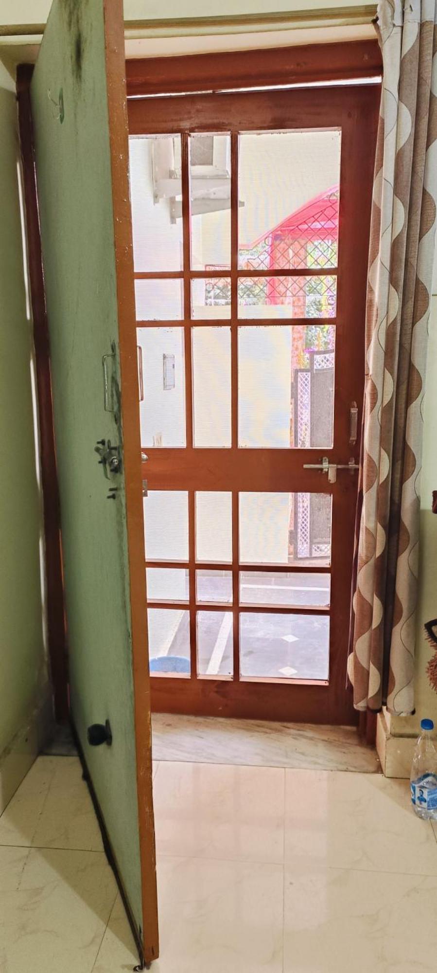 Nivedita ! Near Kashi Vishwanath Temple, And Ganga Ghat, Fully Air-conditioned With Special Coffee Shop & Parking Availability 4* Varanasi