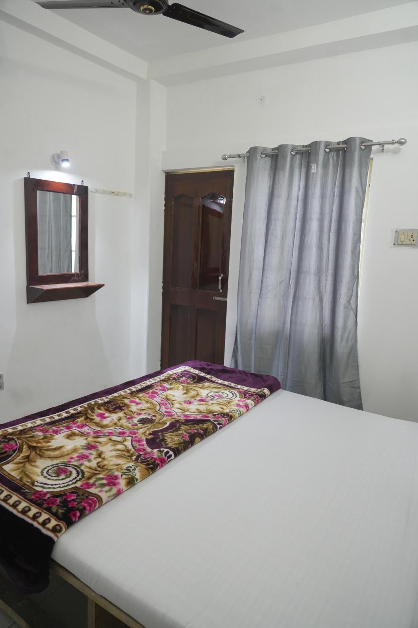 Varanasi Rest House *