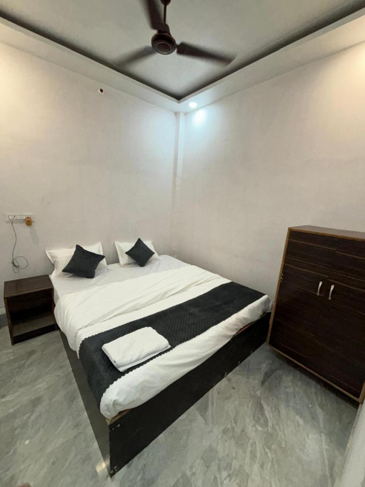 Hkg Varanasi, Service With Location Apartment *