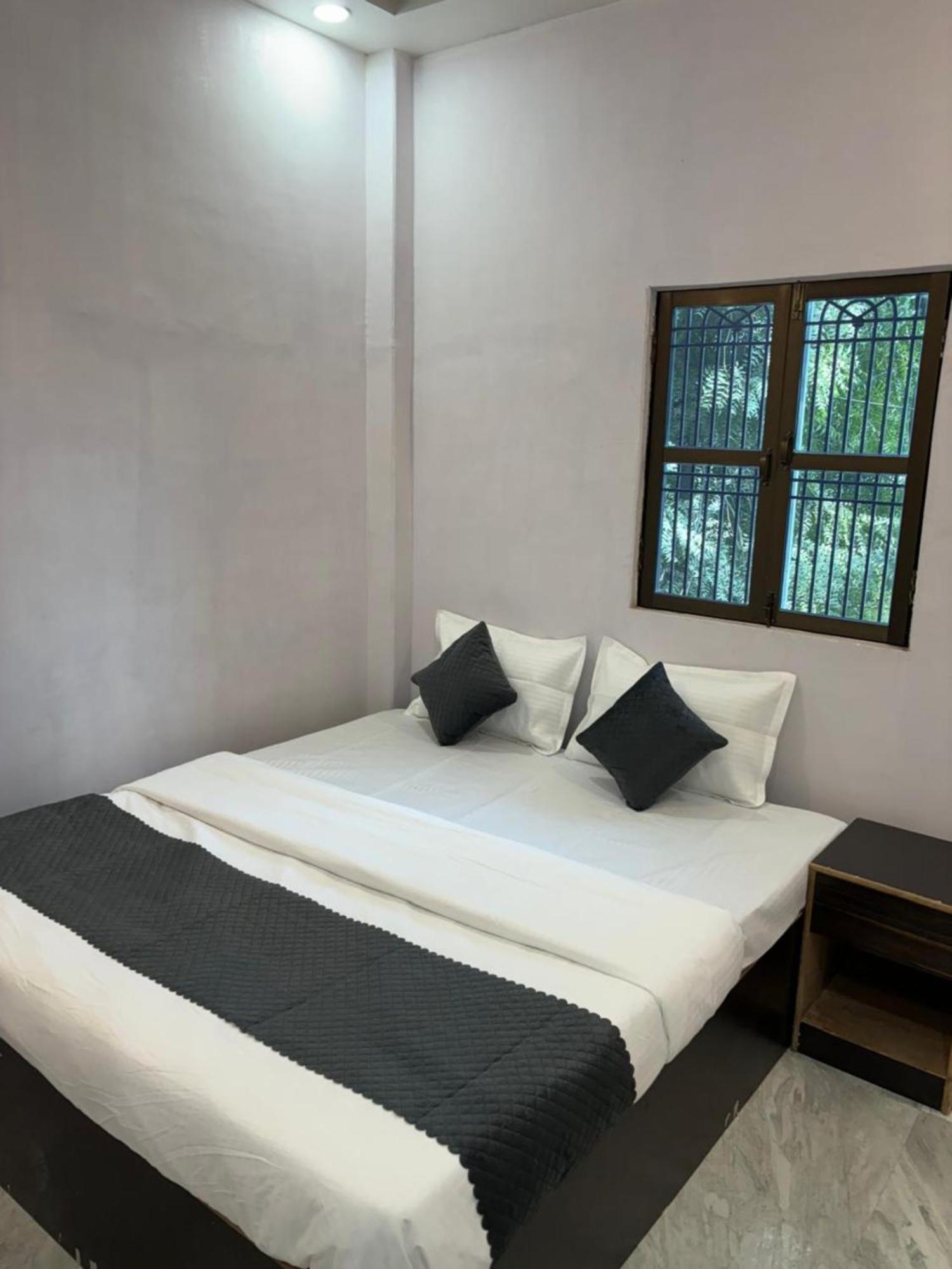 Apartment Hkg Varanasi, Service With Location *