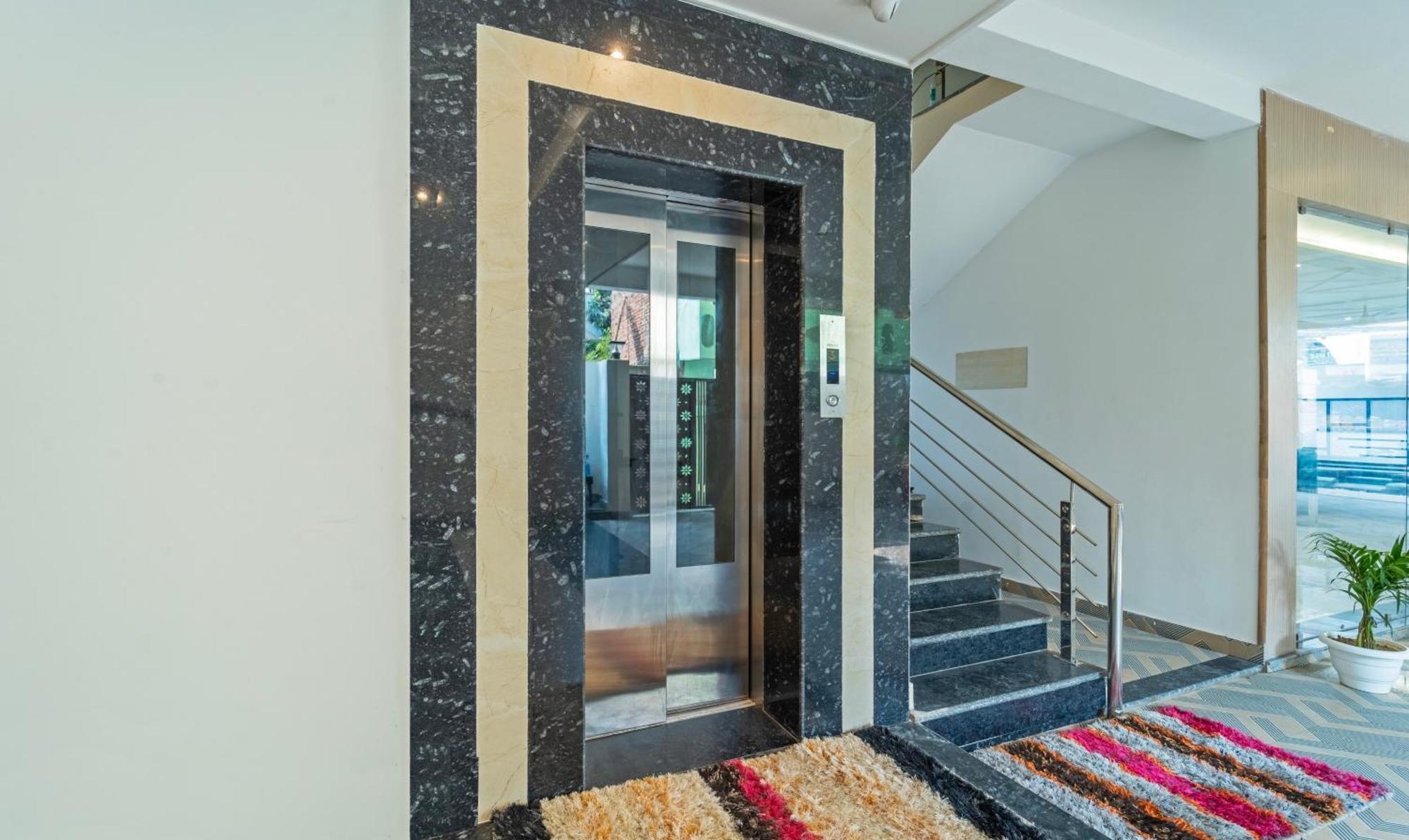 Treebo Raj Palace 3*