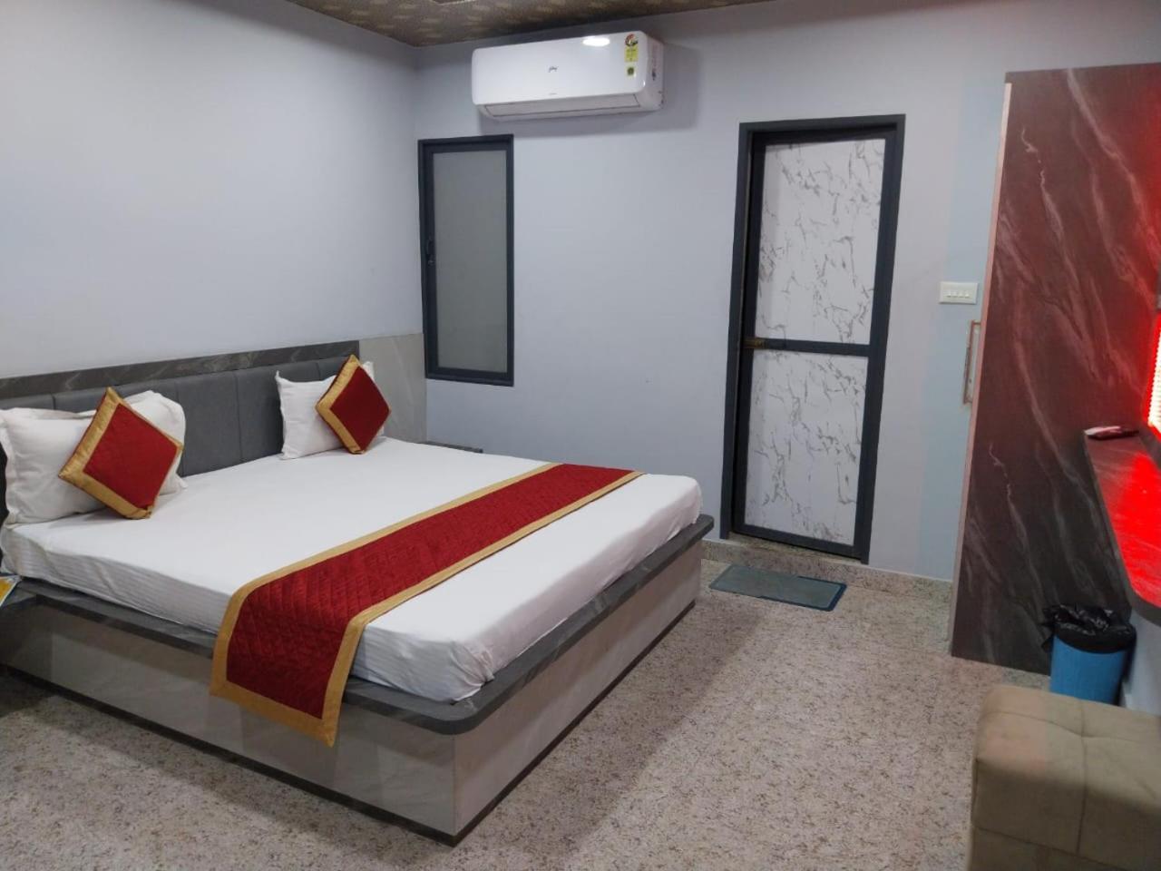 Kashi Kutir Hotel *